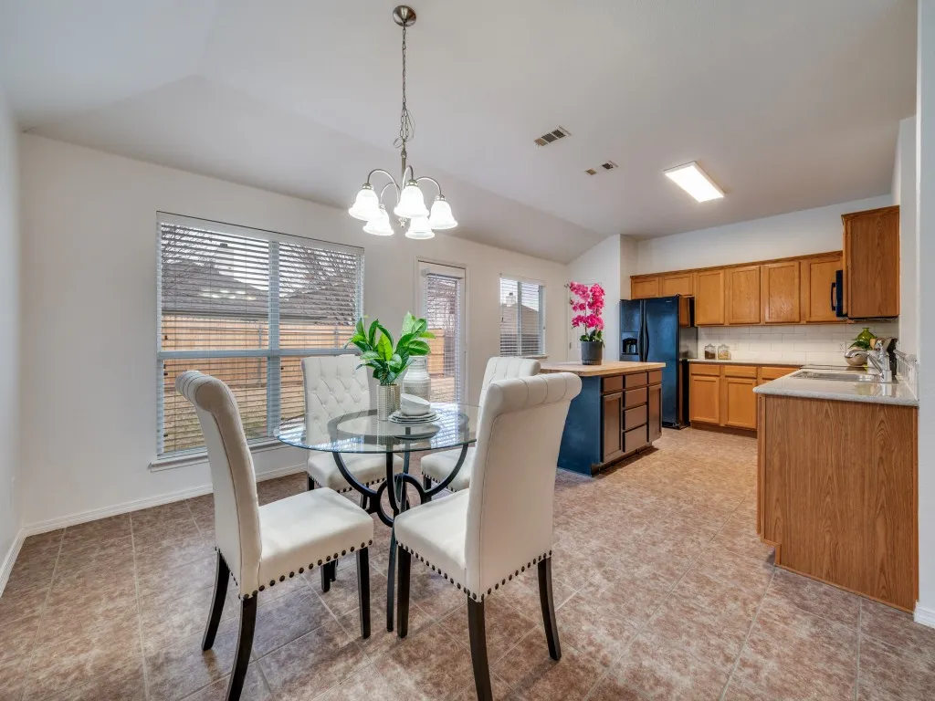 Single Family Residence For Sale in Collin County , 800 Mahogany Drive, Anna, Texas 75409, 4 Bedroom, 2 Bathroom, 2 Garage spaces, 1,899 Sqft, built in 2006, mls#21171325, Real Estate Agent in Anna, Homes For Sale in Collin county, Homes For Sale in Anna, Realtor in Anna Texas, Real Estate Brokerage Independent Realty Texas, Luminita Cordes Realtor