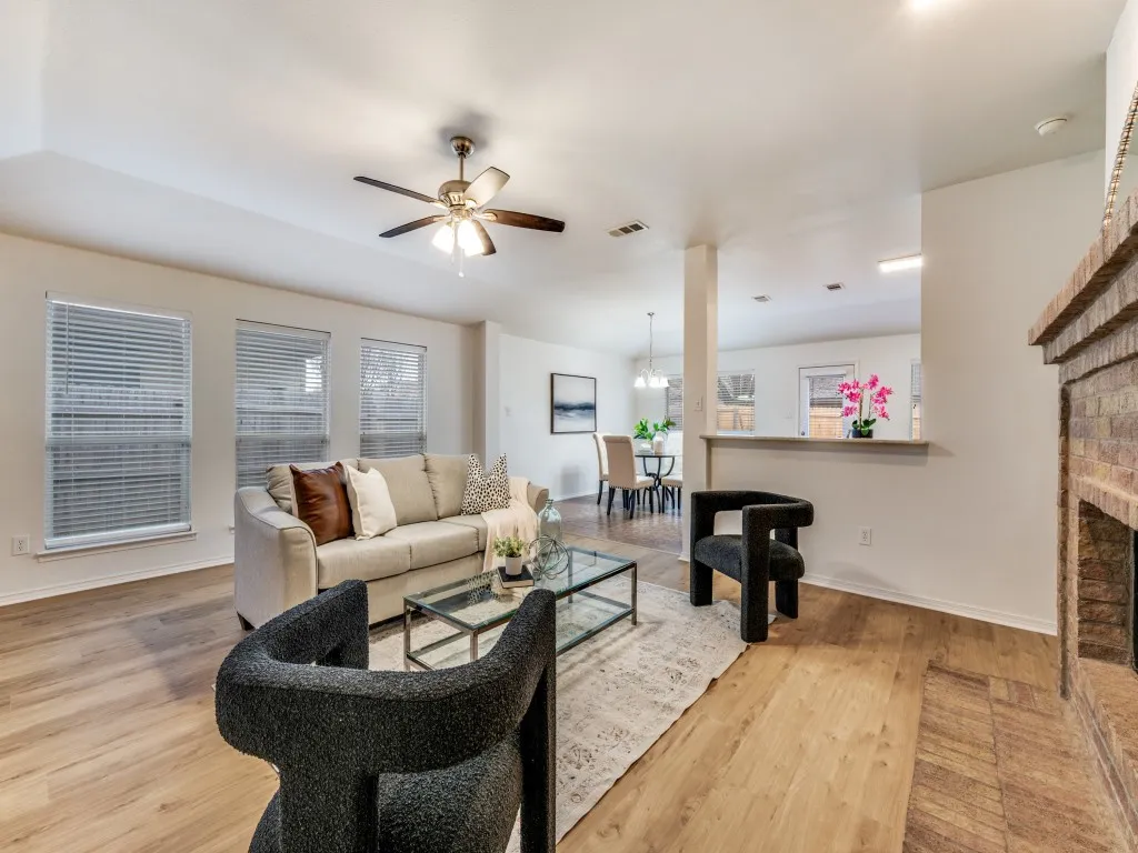 Single Family Residence For Sale in Collin County , 800 Mahogany Drive, Anna, Texas 75409, 4 Bedroom, 2 Bathroom, 2 Garage spaces, 1,899 Sqft, built in 2006, mls#21171325, Real Estate Agent in Anna, Homes For Sale in Collin county, Homes For Sale in Anna, Realtor in Anna Texas, Real Estate Brokerage Independent Realty Texas, Luminita Cordes Realtor