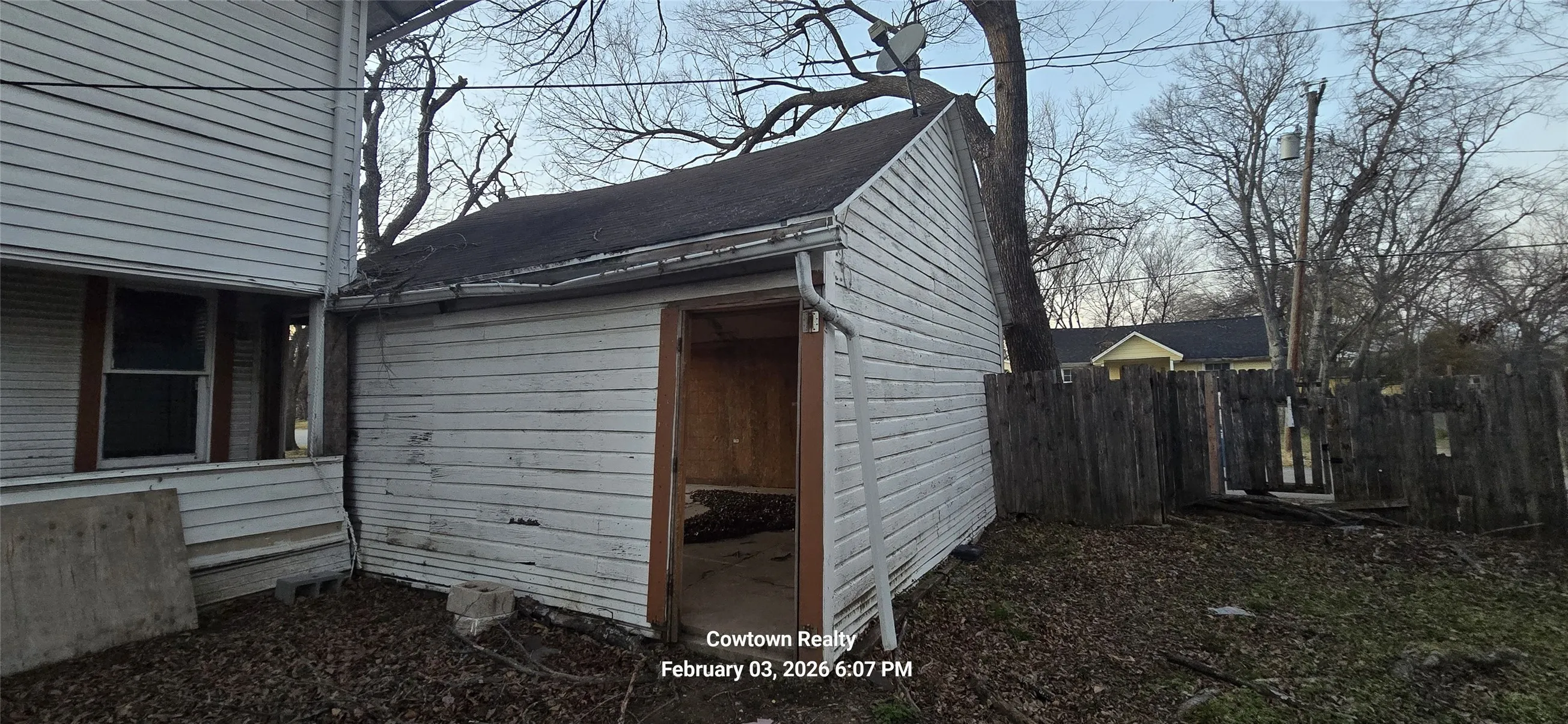 Single Family Residence For Sale in Kaufman County , 506 N Washington Street, Kaufman, Texas 75142, 4 Bedroom, 2 Bathroom, 2 Garage spaces, 2,610 Sqft, built in 1955, Preowned, mls#21172121, Real Estate Agent in Kaufman, Homes For Sale in Kaufman county, Homes For Sale in Kaufman, Realtor in Kaufman Texas, Real Estate Brokerage Independent Realty Texas, Luminita Cordes Realtor