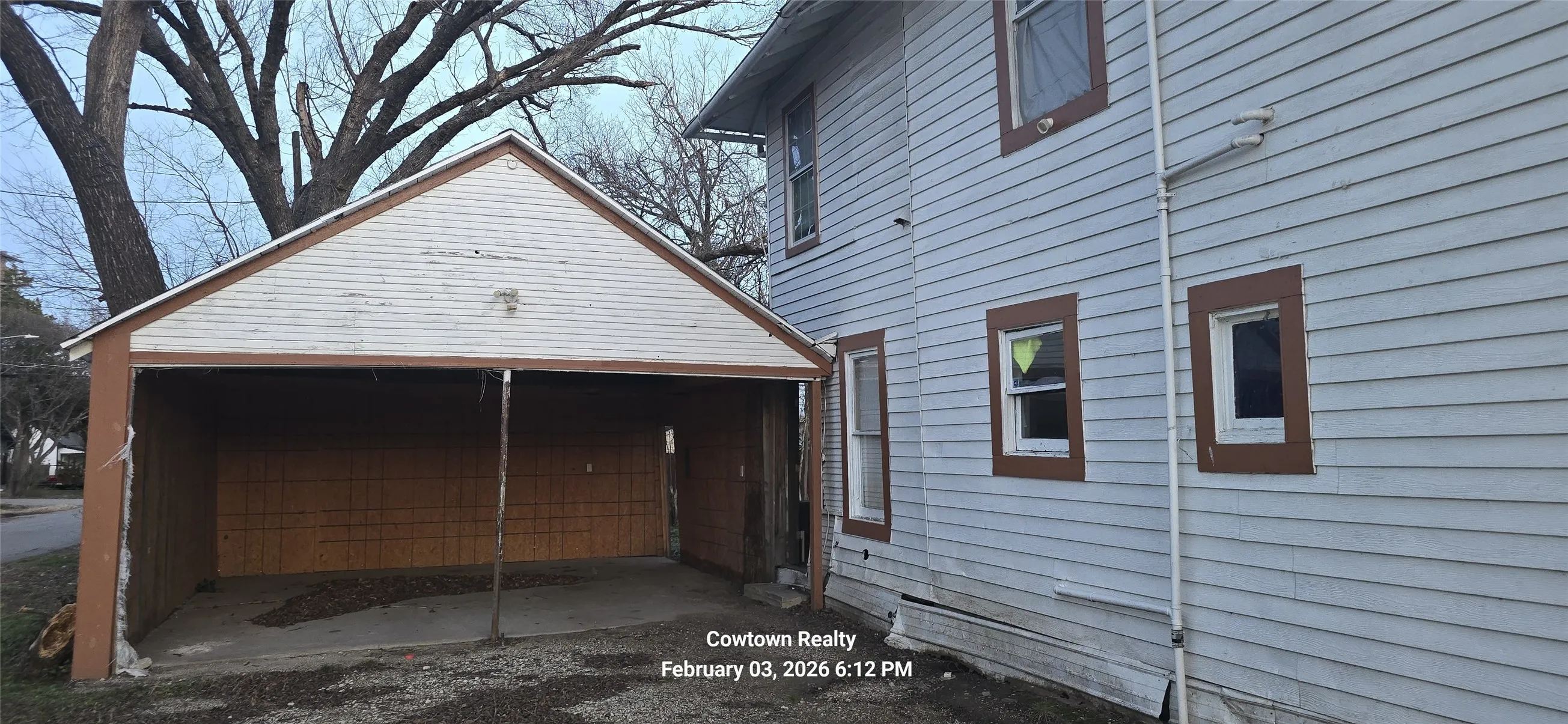Single Family Residence For Sale in Kaufman County , 506 N Washington Street, Kaufman, Texas 75142, 4 Bedroom, 2 Bathroom, 2 Garage spaces, 2,610 Sqft, built in 1955, Preowned, mls#21172121, Real Estate Agent in Kaufman, Homes For Sale in Kaufman county, Homes For Sale in Kaufman, Realtor in Kaufman Texas, Real Estate Brokerage Independent Realty Texas, Luminita Cordes Realtor