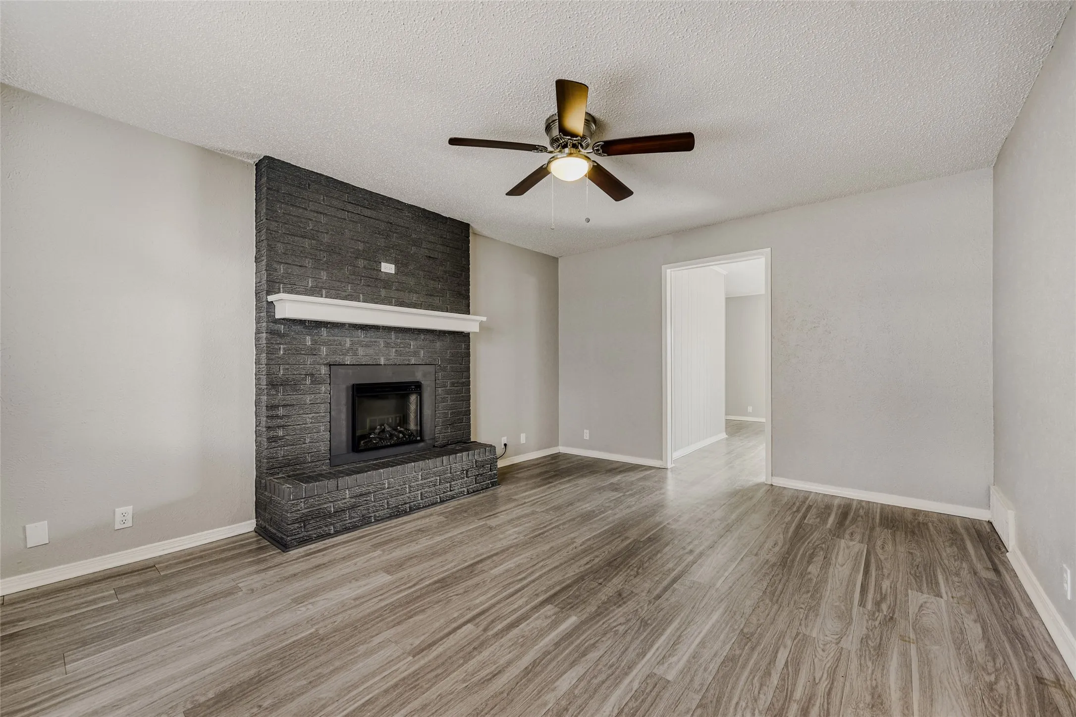 Single Family Residence For Sale in Ellis County , 205 San Jacinto Court, Waxahachie, Texas 75165, 3 Bedroom, 2 Bathroom, 2 Garage spaces, 1,830 Sqft, built in 1976, Preowned, mls#21170157, Real Estate Agent in Waxahachie, Homes For Sale in Ellis county, Homes For Sale in Waxahachie, Realtor in Waxahachie Texas, Real Estate Brokerage Independent Realty Texas, Luminita Cordes Realtor