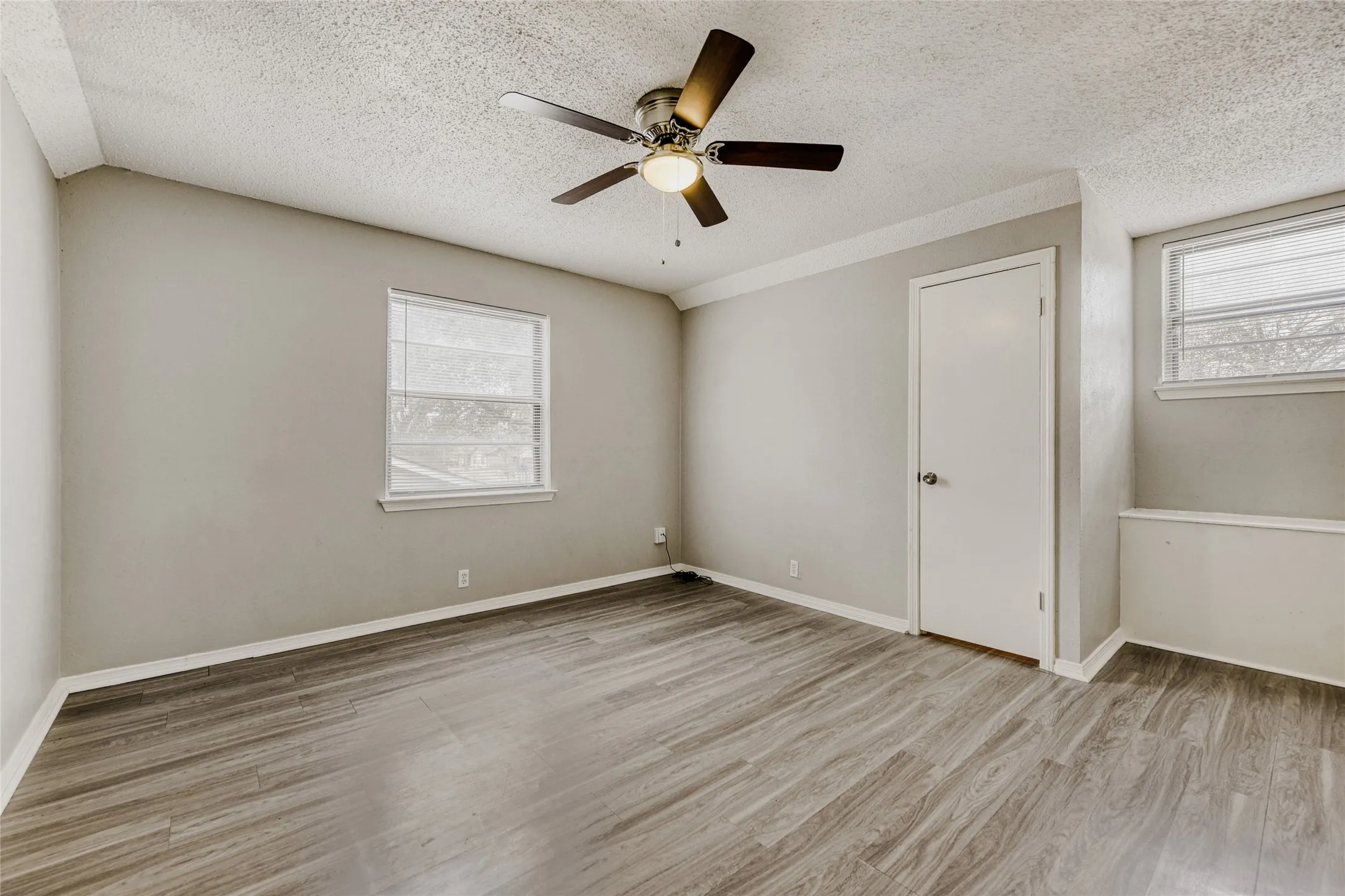 Single Family Residence For Sale in Ellis County , 205 San Jacinto Court, Waxahachie, Texas 75165, 3 Bedroom, 2 Bathroom, 2 Garage spaces, 1,830 Sqft, built in 1976, Preowned, mls#21170157, Real Estate Agent in Waxahachie, Homes For Sale in Ellis county, Homes For Sale in Waxahachie, Realtor in Waxahachie Texas, Real Estate Brokerage Independent Realty Texas, Luminita Cordes Realtor