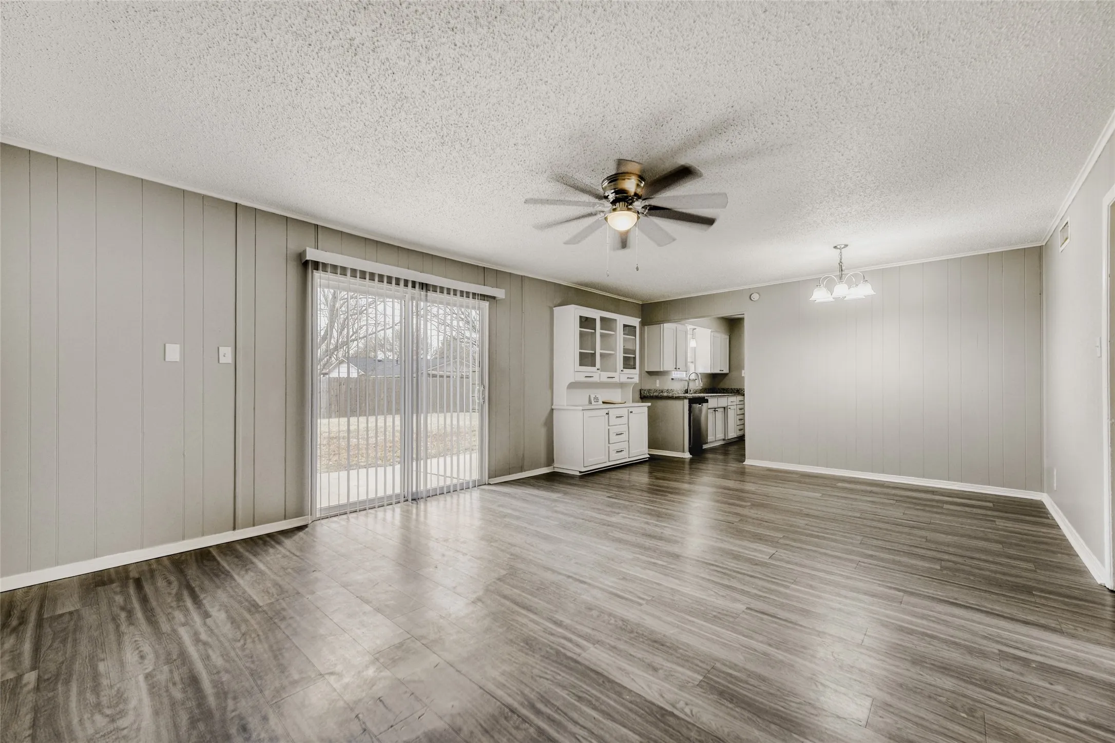 Single Family Residence For Sale in Ellis County , 205 San Jacinto Court, Waxahachie, Texas 75165, 3 Bedroom, 2 Bathroom, 2 Garage spaces, 1,830 Sqft, built in 1976, Preowned, mls#21170157, Real Estate Agent in Waxahachie, Homes For Sale in Ellis county, Homes For Sale in Waxahachie, Realtor in Waxahachie Texas, Real Estate Brokerage Independent Realty Texas, Luminita Cordes Realtor