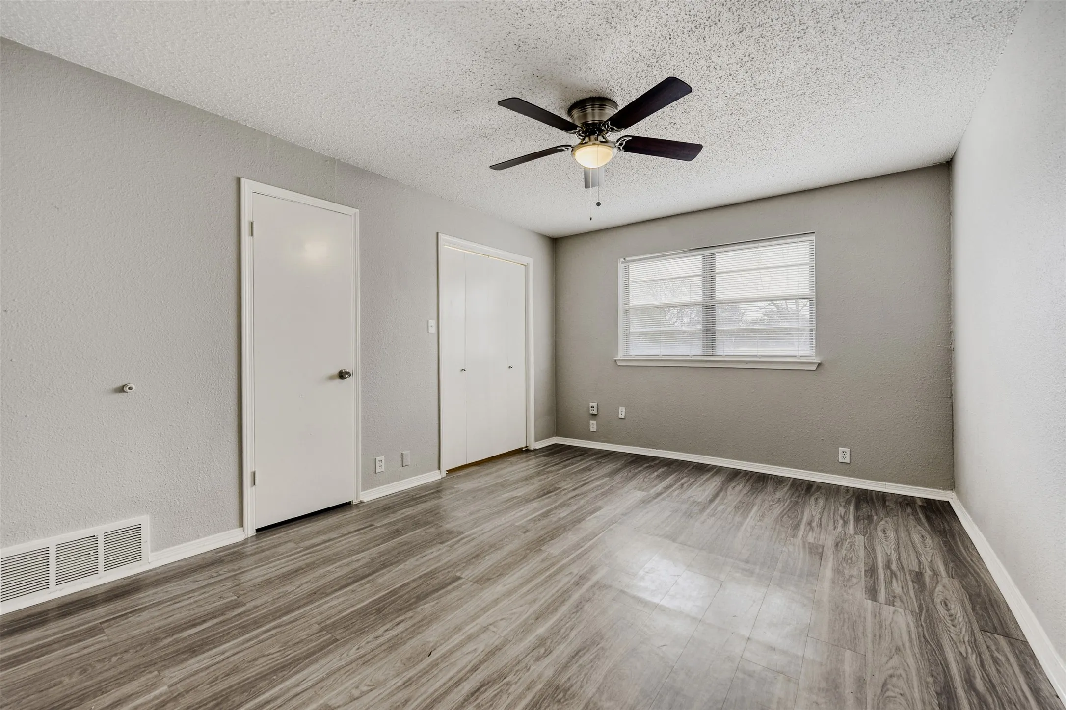 Single Family Residence For Sale in Ellis County , 205 San Jacinto Court, Waxahachie, Texas 75165, 3 Bedroom, 2 Bathroom, 2 Garage spaces, 1,830 Sqft, built in 1976, Preowned, mls#21170157, Real Estate Agent in Waxahachie, Homes For Sale in Ellis county, Homes For Sale in Waxahachie, Realtor in Waxahachie Texas, Real Estate Brokerage Independent Realty Texas, Luminita Cordes Realtor