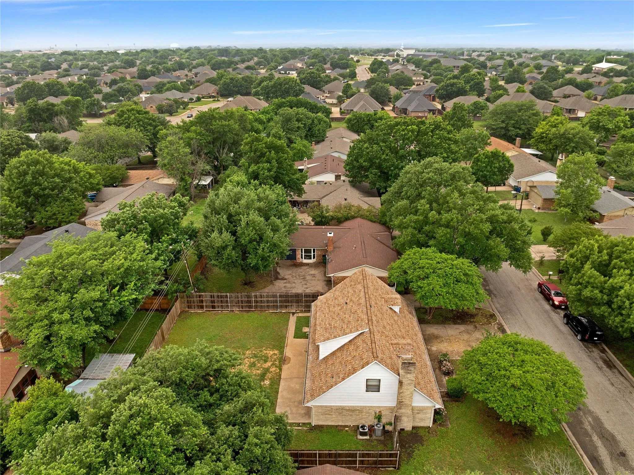 Single Family Residence For Sale in Ellis County , 205 San Jacinto Court, Waxahachie, Texas 75165, 3 Bedroom, 2 Bathroom, 2 Garage spaces, 1,830 Sqft, built in 1976, Preowned, mls#21170157, Real Estate Agent in Waxahachie, Homes For Sale in Ellis county, Homes For Sale in Waxahachie, Realtor in Waxahachie Texas, Real Estate Brokerage Independent Realty Texas, Luminita Cordes Realtor