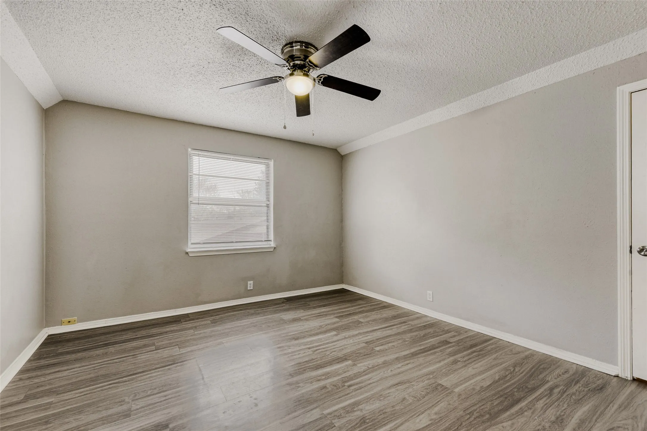 Single Family Residence For Sale in Ellis County , 205 San Jacinto Court, Waxahachie, Texas 75165, 3 Bedroom, 2 Bathroom, 2 Garage spaces, 1,830 Sqft, built in 1976, Preowned, mls#21170157, Real Estate Agent in Waxahachie, Homes For Sale in Ellis county, Homes For Sale in Waxahachie, Realtor in Waxahachie Texas, Real Estate Brokerage Independent Realty Texas, Luminita Cordes Realtor