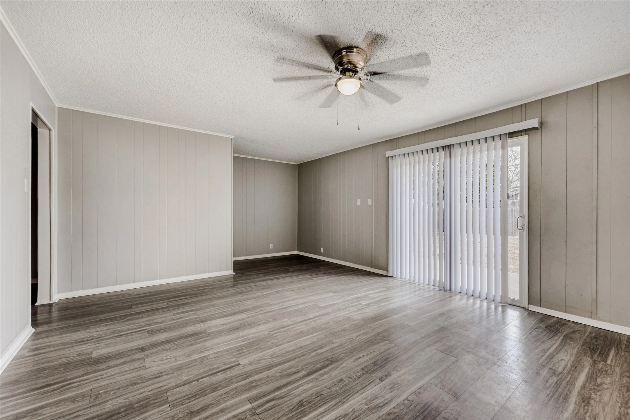 Single Family Residence For Sale in Ellis County , 205 San Jacinto Court, Waxahachie, Texas 75165, 3 Bedroom, 2 Bathroom, 2 Garage spaces, 1,830 Sqft, built in 1976, Preowned, mls#21170157, Real Estate Agent in Waxahachie, Homes For Sale in Ellis county, Homes For Sale in Waxahachie, Realtor in Waxahachie Texas, Real Estate Brokerage Independent Realty Texas, Luminita Cordes Realtor
