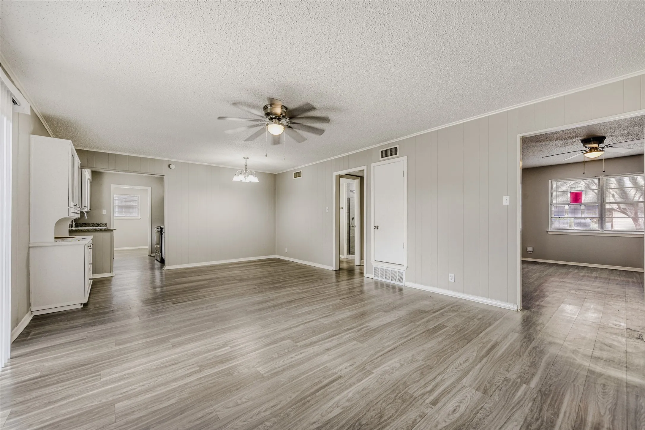 Single Family Residence For Sale in Ellis County , 205 San Jacinto Court, Waxahachie, Texas 75165, 3 Bedroom, 2 Bathroom, 2 Garage spaces, 1,830 Sqft, built in 1976, Preowned, mls#21170157, Real Estate Agent in Waxahachie, Homes For Sale in Ellis county, Homes For Sale in Waxahachie, Realtor in Waxahachie Texas, Real Estate Brokerage Independent Realty Texas, Luminita Cordes Realtor