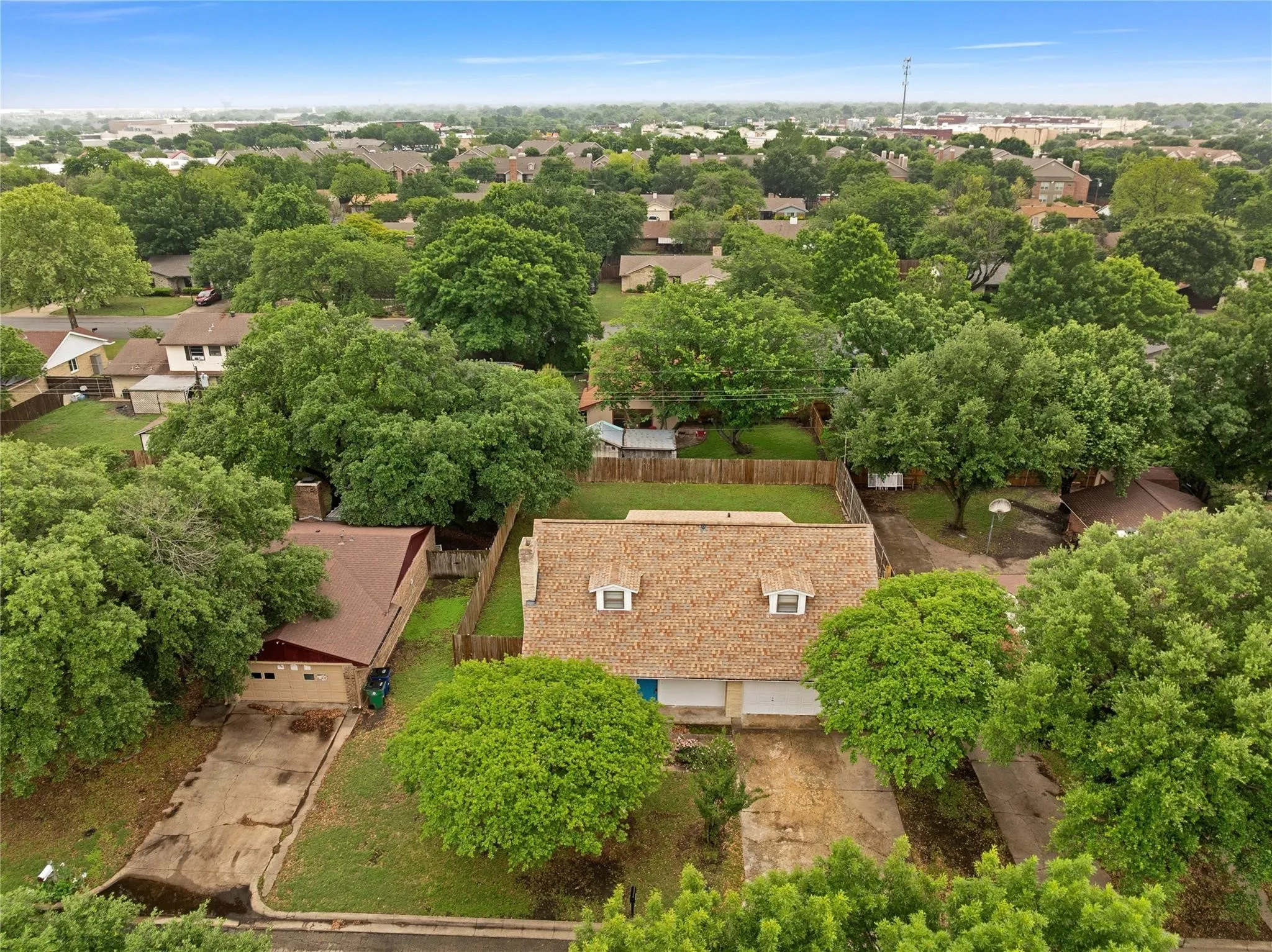 Single Family Residence For Sale in Ellis County , 205 San Jacinto Court, Waxahachie, Texas 75165, 3 Bedroom, 2 Bathroom, 2 Garage spaces, 1,830 Sqft, built in 1976, Preowned, mls#21170157, Real Estate Agent in Waxahachie, Homes For Sale in Ellis county, Homes For Sale in Waxahachie, Realtor in Waxahachie Texas, Real Estate Brokerage Independent Realty Texas, Luminita Cordes Realtor