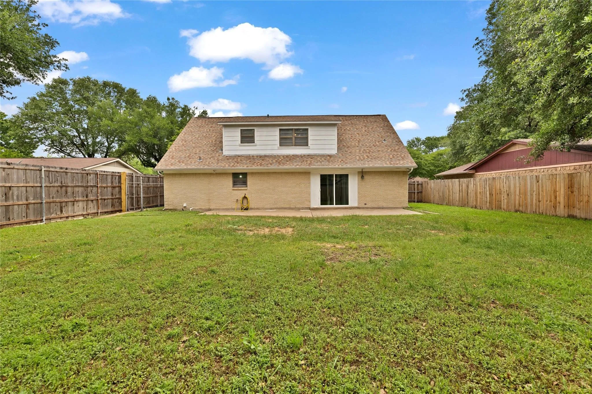 Single Family Residence For Sale in Ellis County , 205 San Jacinto Court, Waxahachie, Texas 75165, 3 Bedroom, 2 Bathroom, 2 Garage spaces, 1,830 Sqft, built in 1976, Preowned, mls#21170157, Real Estate Agent in Waxahachie, Homes For Sale in Ellis county, Homes For Sale in Waxahachie, Realtor in Waxahachie Texas, Real Estate Brokerage Independent Realty Texas, Luminita Cordes Realtor