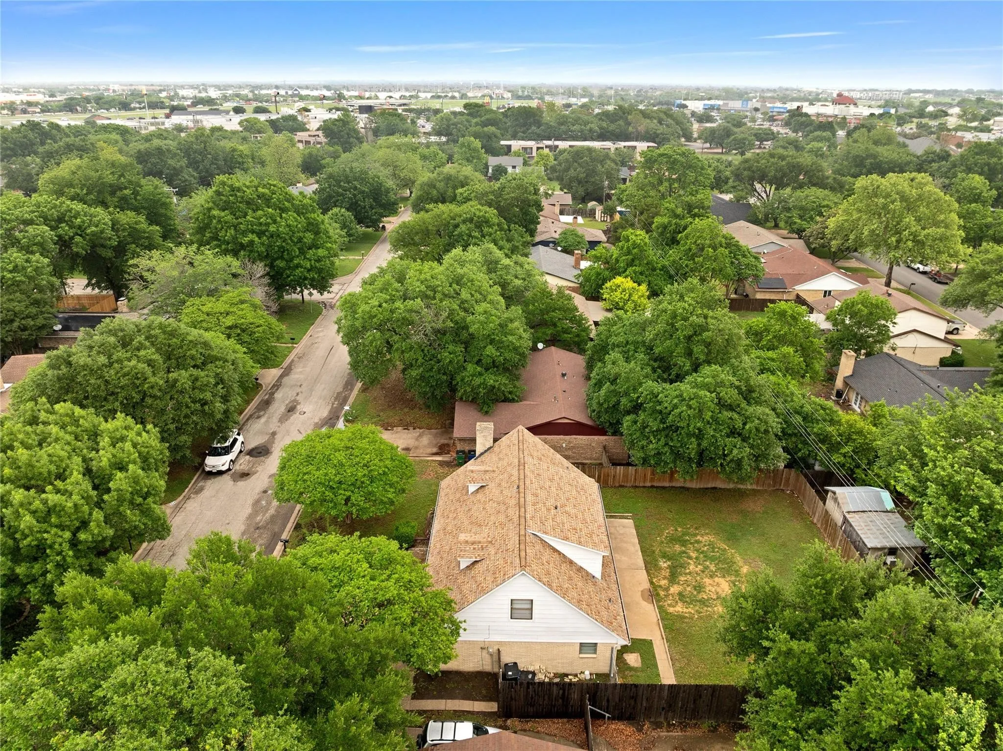 Single Family Residence For Sale in Ellis County , 205 San Jacinto Court, Waxahachie, Texas 75165, 3 Bedroom, 2 Bathroom, 2 Garage spaces, 1,830 Sqft, built in 1976, Preowned, mls#21170157, Real Estate Agent in Waxahachie, Homes For Sale in Ellis county, Homes For Sale in Waxahachie, Realtor in Waxahachie Texas, Real Estate Brokerage Independent Realty Texas, Luminita Cordes Realtor