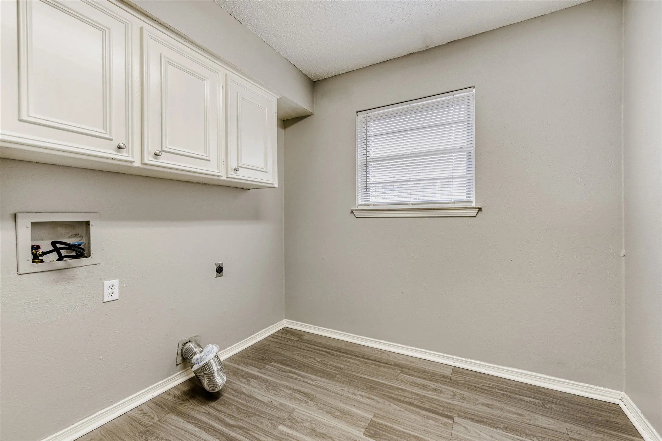 Single Family Residence For Sale in Ellis County , 205 San Jacinto Court, Waxahachie, Texas 75165, 3 Bedroom, 2 Bathroom, 2 Garage spaces, 1,830 Sqft, built in 1976, Preowned, mls#21170157, Real Estate Agent in Waxahachie, Homes For Sale in Ellis county, Homes For Sale in Waxahachie, Realtor in Waxahachie Texas, Real Estate Brokerage Independent Realty Texas, Luminita Cordes Realtor