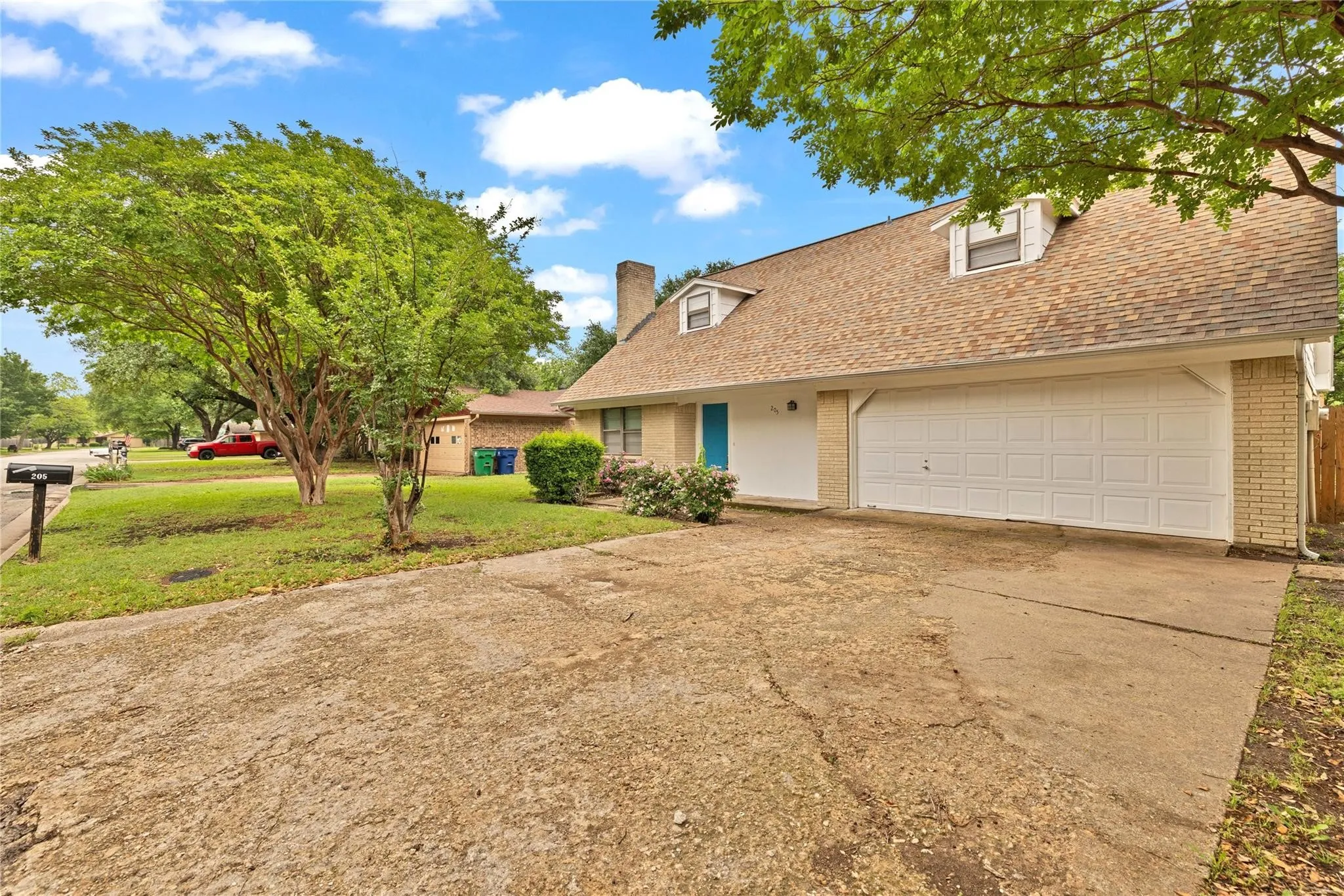 Single Family Residence For Sale in Ellis County , 205 San Jacinto Court, Waxahachie, Texas 75165, 3 Bedroom, 2 Bathroom, 2 Garage spaces, 1,830 Sqft, built in 1976, Preowned, mls#21170157, Real Estate Agent in Waxahachie, Homes For Sale in Ellis county, Homes For Sale in Waxahachie, Realtor in Waxahachie Texas, Real Estate Brokerage Independent Realty Texas, Luminita Cordes Realtor