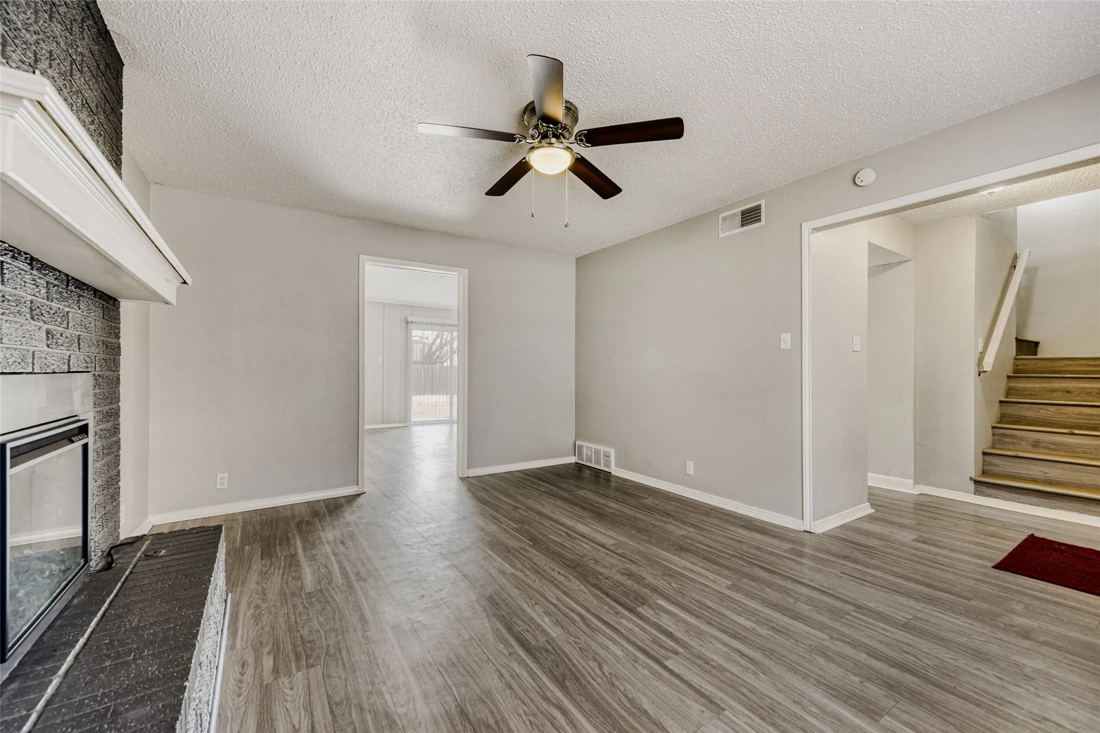Single Family Residence For Sale in Ellis County , 205 San Jacinto Court, Waxahachie, Texas 75165, 3 Bedroom, 2 Bathroom, 2 Garage spaces, 1,830 Sqft, built in 1976, Preowned, mls#21170157, Real Estate Agent in Waxahachie, Homes For Sale in Ellis county, Homes For Sale in Waxahachie, Realtor in Waxahachie Texas, Real Estate Brokerage Independent Realty Texas, Luminita Cordes Realtor