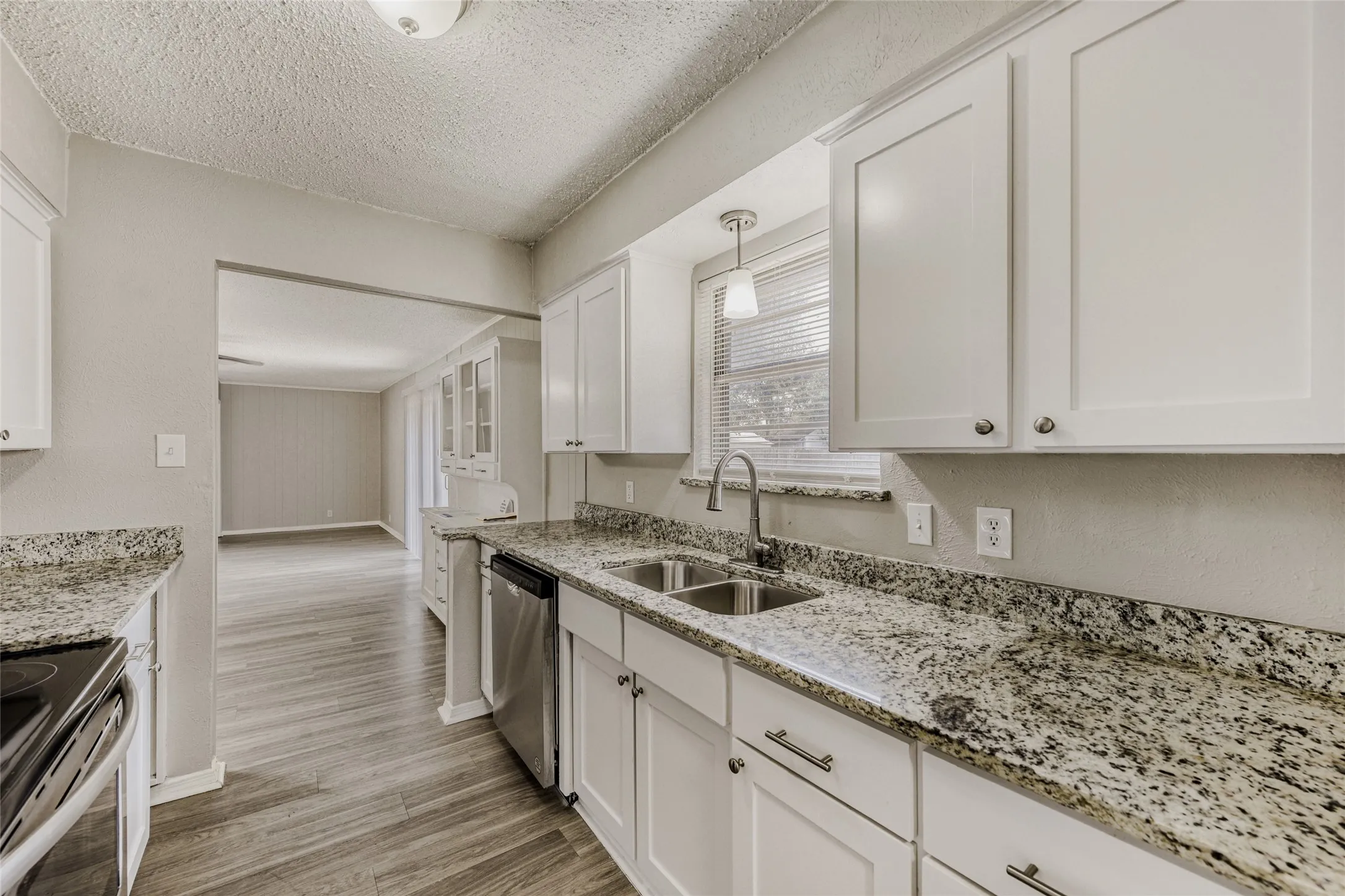 Single Family Residence For Sale in Ellis County , 205 San Jacinto Court, Waxahachie, Texas 75165, 3 Bedroom, 2 Bathroom, 2 Garage spaces, 1,830 Sqft, built in 1976, Preowned, mls#21170157, Real Estate Agent in Waxahachie, Homes For Sale in Ellis county, Homes For Sale in Waxahachie, Realtor in Waxahachie Texas, Real Estate Brokerage Independent Realty Texas, Luminita Cordes Realtor