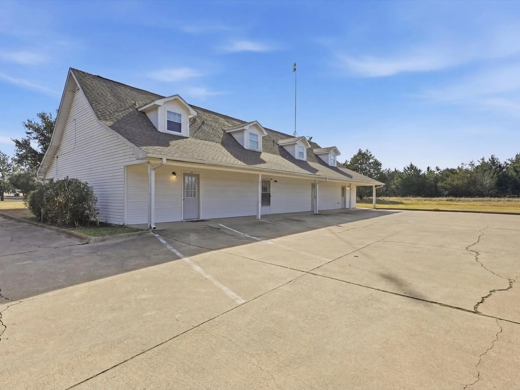 Business For Sale in Kaufman County , 1010 Ranch Country Drive, Kemp, Texas 75143, 0, 0, Garage spaces, 11,826 Sqft, built in 1984, Preowned, Price $1,350,000, mls#21159583, Real Estate Agent in Kemp, Homes For Sale in Kaufman county, Homes For Sale in Kemp, Realtor in Kemp Texas, Real Estate Brokerage Independent Realty Texas, Luminita Cordes Realtor