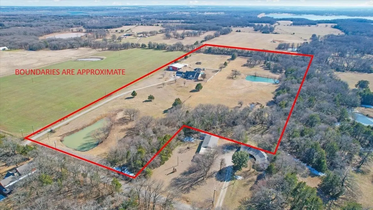 Single Family Residence For Sale in Fannin County , 1628 County Road 2605, Bonham, Texas 75418, 4 Bedroom, 3 Bathroom, 2 Garage spaces, 3,645 Sqft, built in 2001, mls#21170984, Real Estate Agent in Bonham, Homes For Sale in Fannin county, Homes For Sale in Bonham, Realtor in Bonham Texas, Real Estate Brokerage Independent Realty Texas, Luminita Cordes Realtor