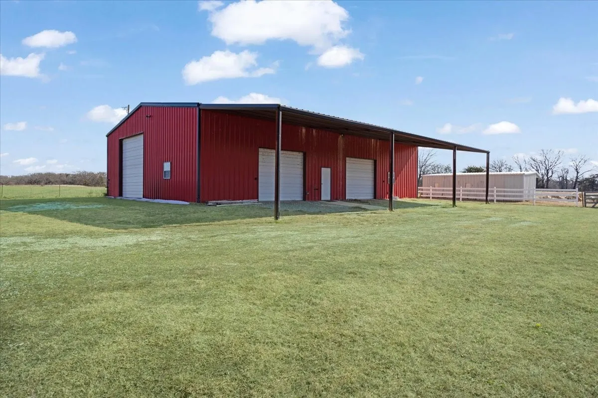 Single Family Residence For Sale in Fannin County , 1628 County Road 2605, Bonham, Texas 75418, 4 Bedroom, 3 Bathroom, 2 Garage spaces, 3,645 Sqft, built in 2001, mls#21170984, Real Estate Agent in Bonham, Homes For Sale in Fannin county, Homes For Sale in Bonham, Realtor in Bonham Texas, Real Estate Brokerage Independent Realty Texas, Luminita Cordes Realtor