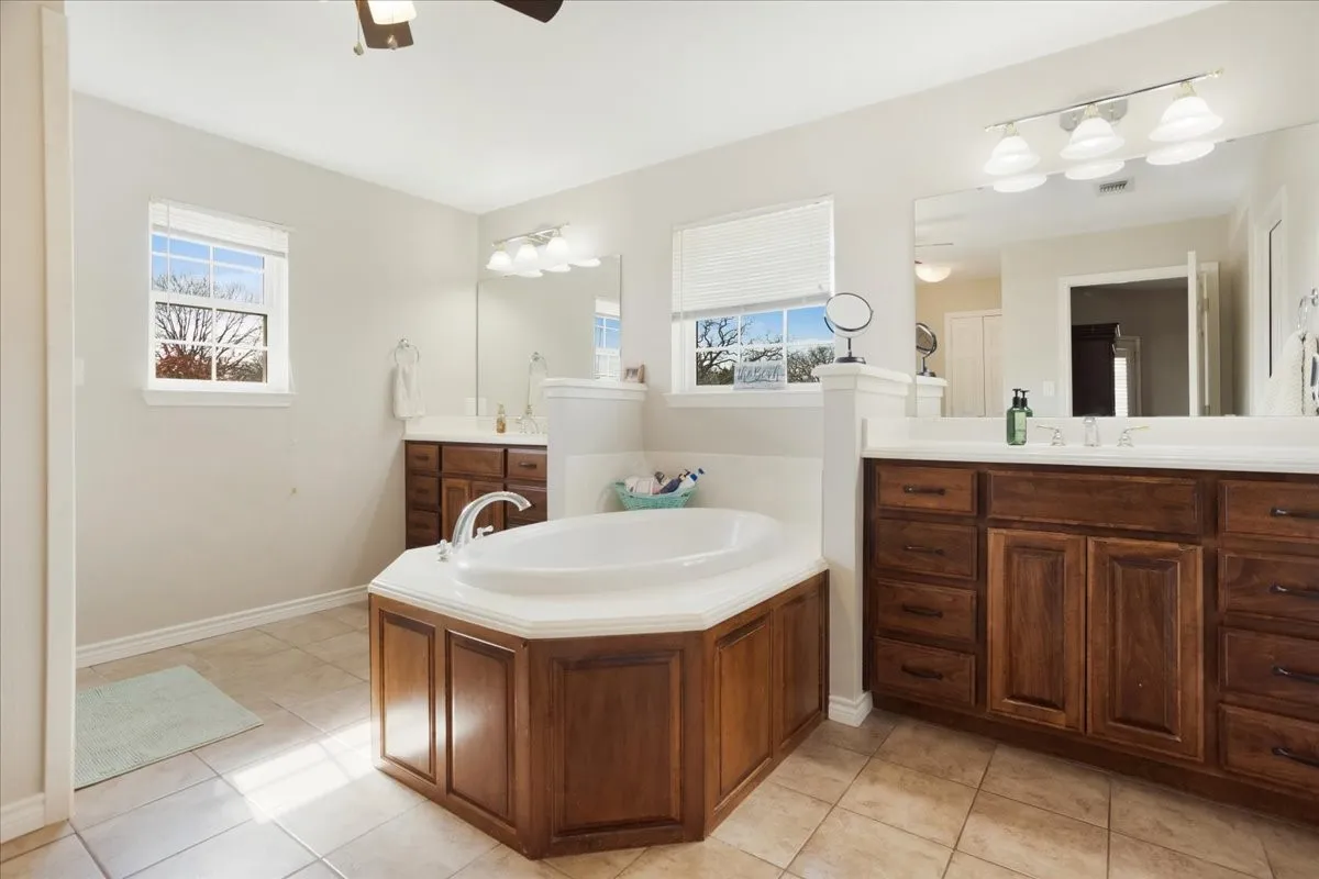 Single Family Residence For Sale in Fannin County , 1628 County Road 2605, Bonham, Texas 75418, 4 Bedroom, 3 Bathroom, 2 Garage spaces, 3,645 Sqft, built in 2001, mls#21170984, Real Estate Agent in Bonham, Homes For Sale in Fannin county, Homes For Sale in Bonham, Realtor in Bonham Texas, Real Estate Brokerage Independent Realty Texas, Luminita Cordes Realtor