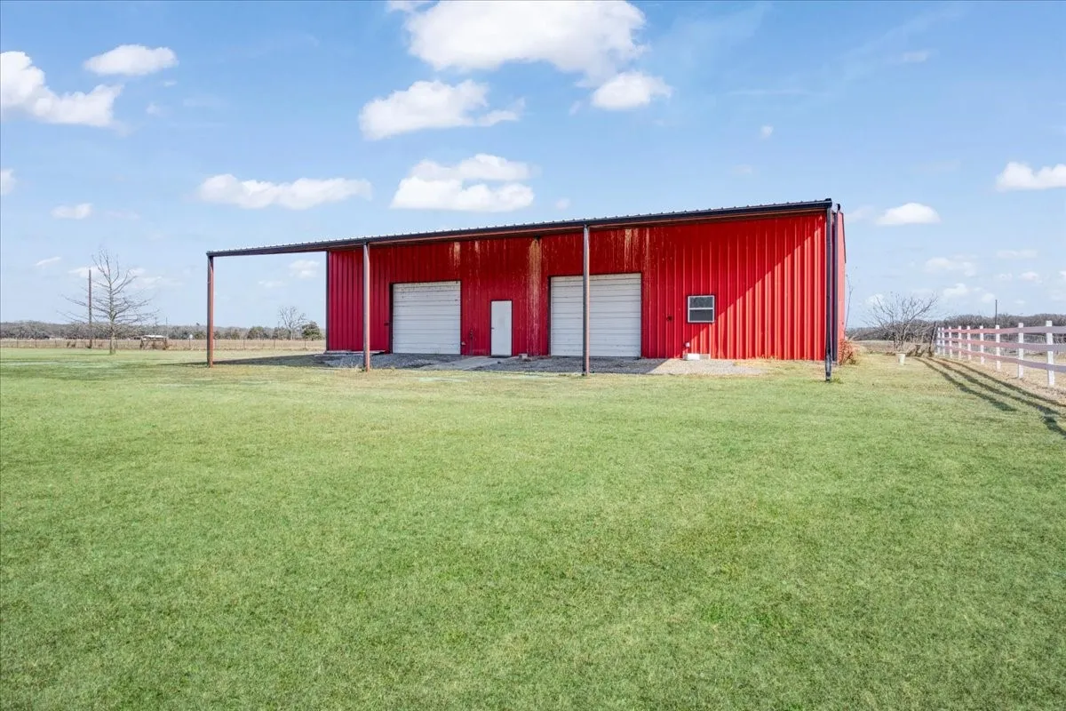 Single Family Residence For Sale in Fannin County , 1628 County Road 2605, Bonham, Texas 75418, 4 Bedroom, 3 Bathroom, 2 Garage spaces, 3,645 Sqft, built in 2001, mls#21170984, Real Estate Agent in Bonham, Homes For Sale in Fannin county, Homes For Sale in Bonham, Realtor in Bonham Texas, Real Estate Brokerage Independent Realty Texas, Luminita Cordes Realtor