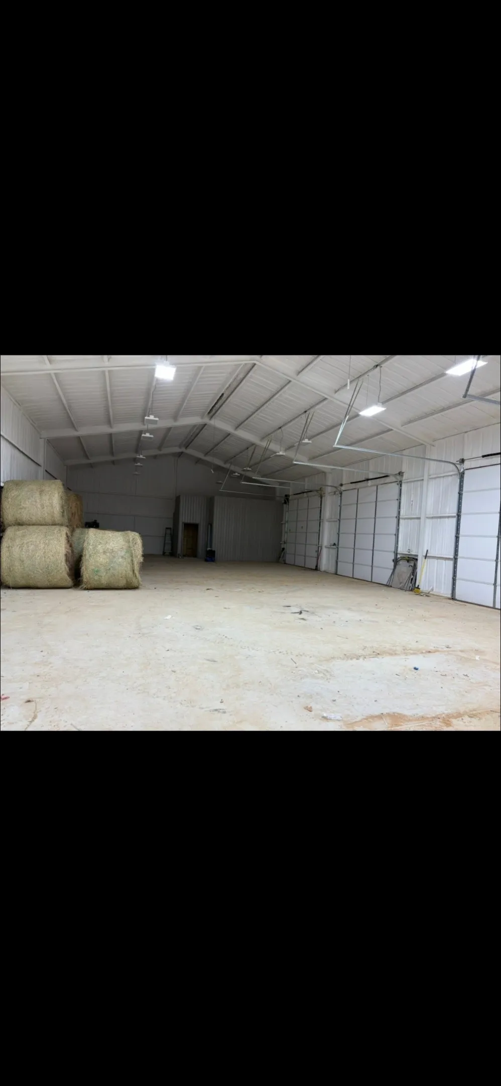 Miscellaneous room with lofted ceiling