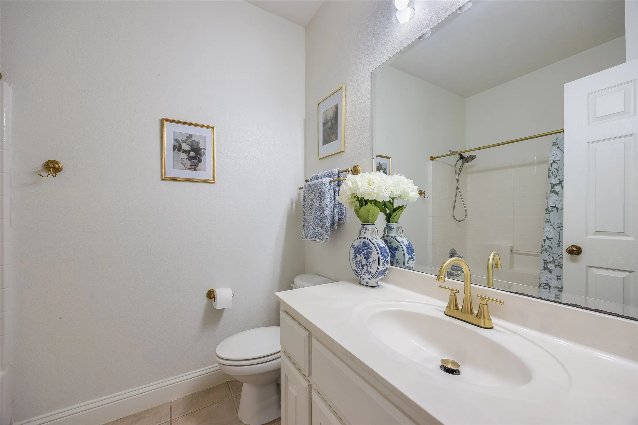 Single Family Residence For Sale in Tarrant County , 13264 Blue Jean Drive, Fort Worth, Texas 76052, 5 Bedrooms, 4 Bathrooms, 3 Garage spaces, 3,357 Sqft, built in 2006, Price $574,000, mls#21172917, Real Estate Agent in Fort Worth, Homes For Sale in Tarrant county, Homes For Sale in Fort Worth, Realtor in Fort Worth Texas, Real Estate Brokerage Independent Realty Texas, Luminita Cordes Realtor