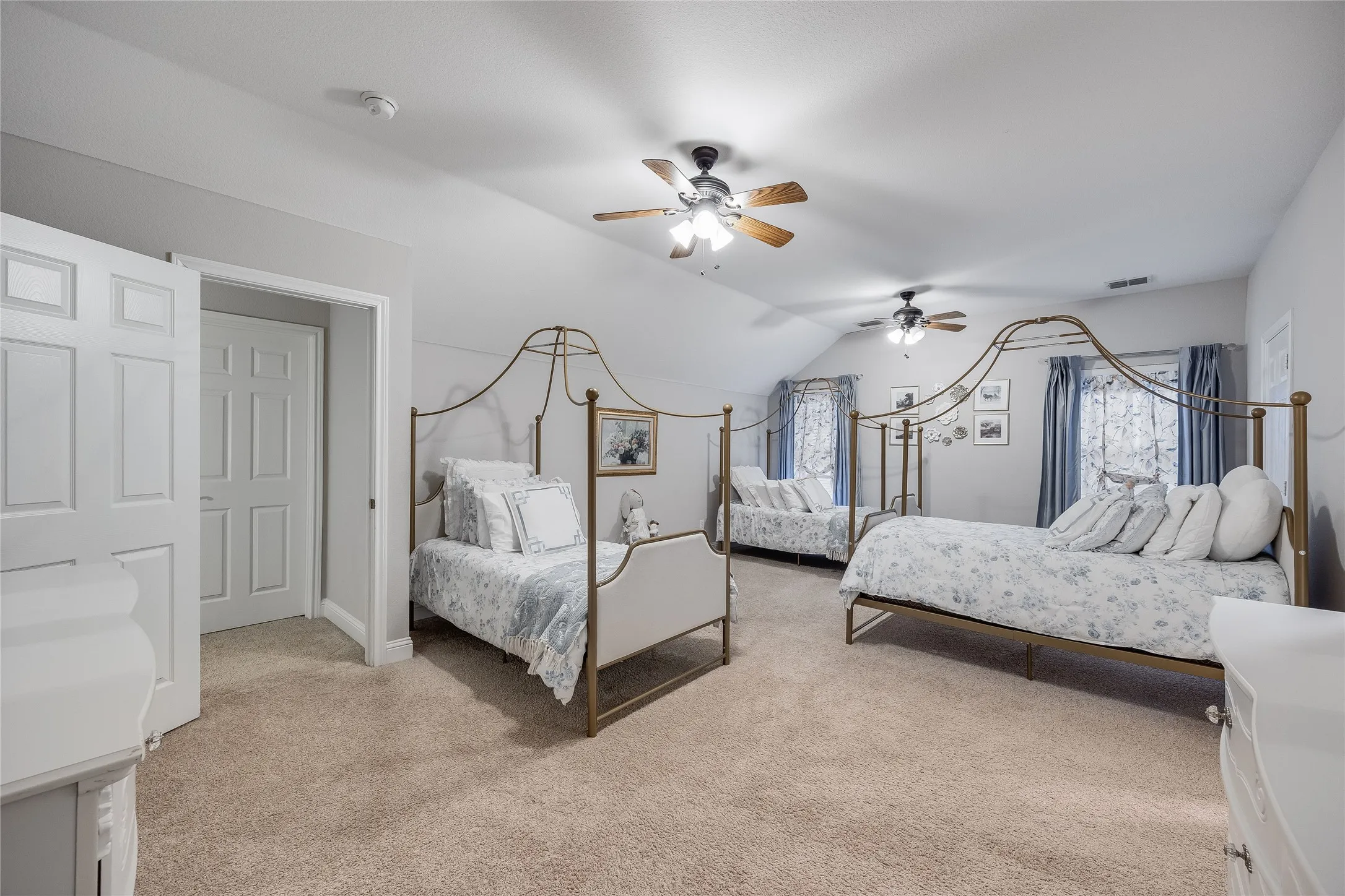 Single Family Residence For Sale in Tarrant County , 13264 Blue Jean Drive, Fort Worth, Texas 76052, 5 Bedrooms, 4 Bathrooms, 3 Garage spaces, 3,357 Sqft, built in 2006, Price $574,000, mls#21172917, Real Estate Agent in Fort Worth, Homes For Sale in Tarrant county, Homes For Sale in Fort Worth, Realtor in Fort Worth Texas, Real Estate Brokerage Independent Realty Texas, Luminita Cordes Realtor