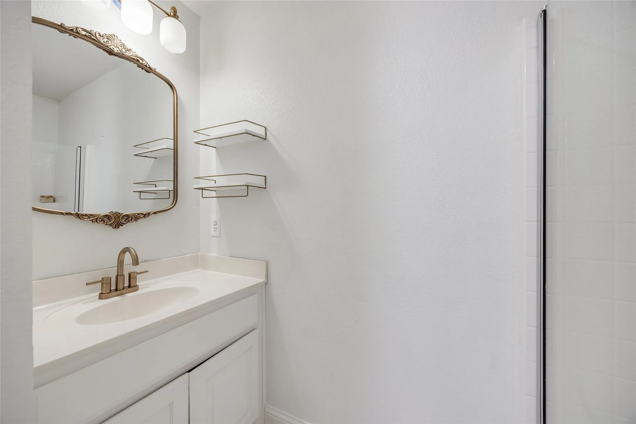 Single Family Residence For Sale in Tarrant County , 13264 Blue Jean Drive, Fort Worth, Texas 76052, 5 Bedrooms, 4 Bathrooms, 3 Garage spaces, 3,357 Sqft, built in 2006, Price $574,000, mls#21172917, Real Estate Agent in Fort Worth, Homes For Sale in Tarrant county, Homes For Sale in Fort Worth, Realtor in Fort Worth Texas, Real Estate Brokerage Independent Realty Texas, Luminita Cordes Realtor