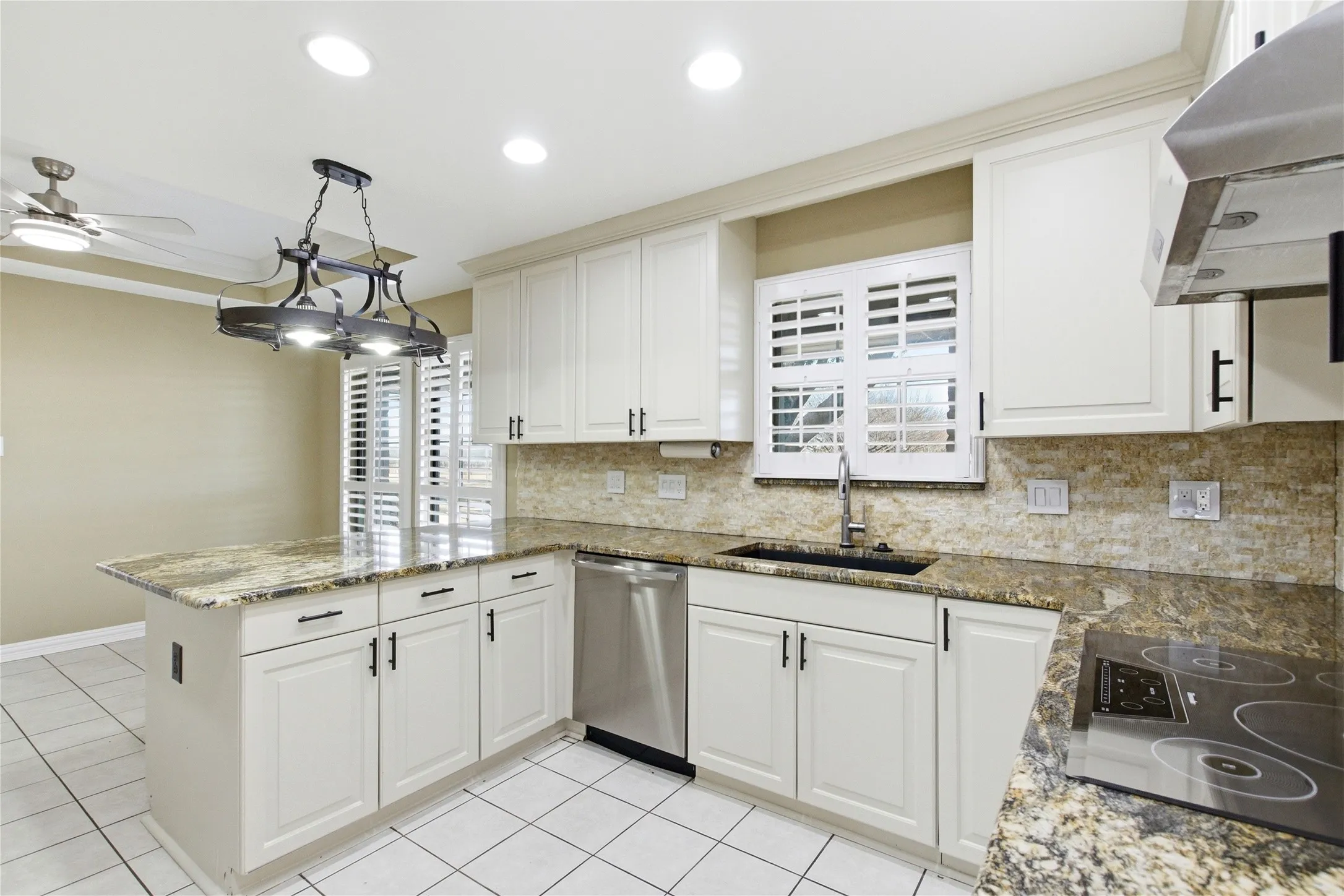 Single Family Residence For Sale in Kaufman County , 13914 Overlook Lane, Forney, Texas 75126, 4 Bedroom, 5 Bathroom, 4 Garage spaces, 3,377 Sqft, built in 1994, mls#21163869, Real Estate Agent in Forney, Homes For Sale in Kaufman county, Homes For Sale in Forney, Realtor in Forney Texas, Real Estate Brokerage Independent Realty Texas, Luminita Cordes Realtor
