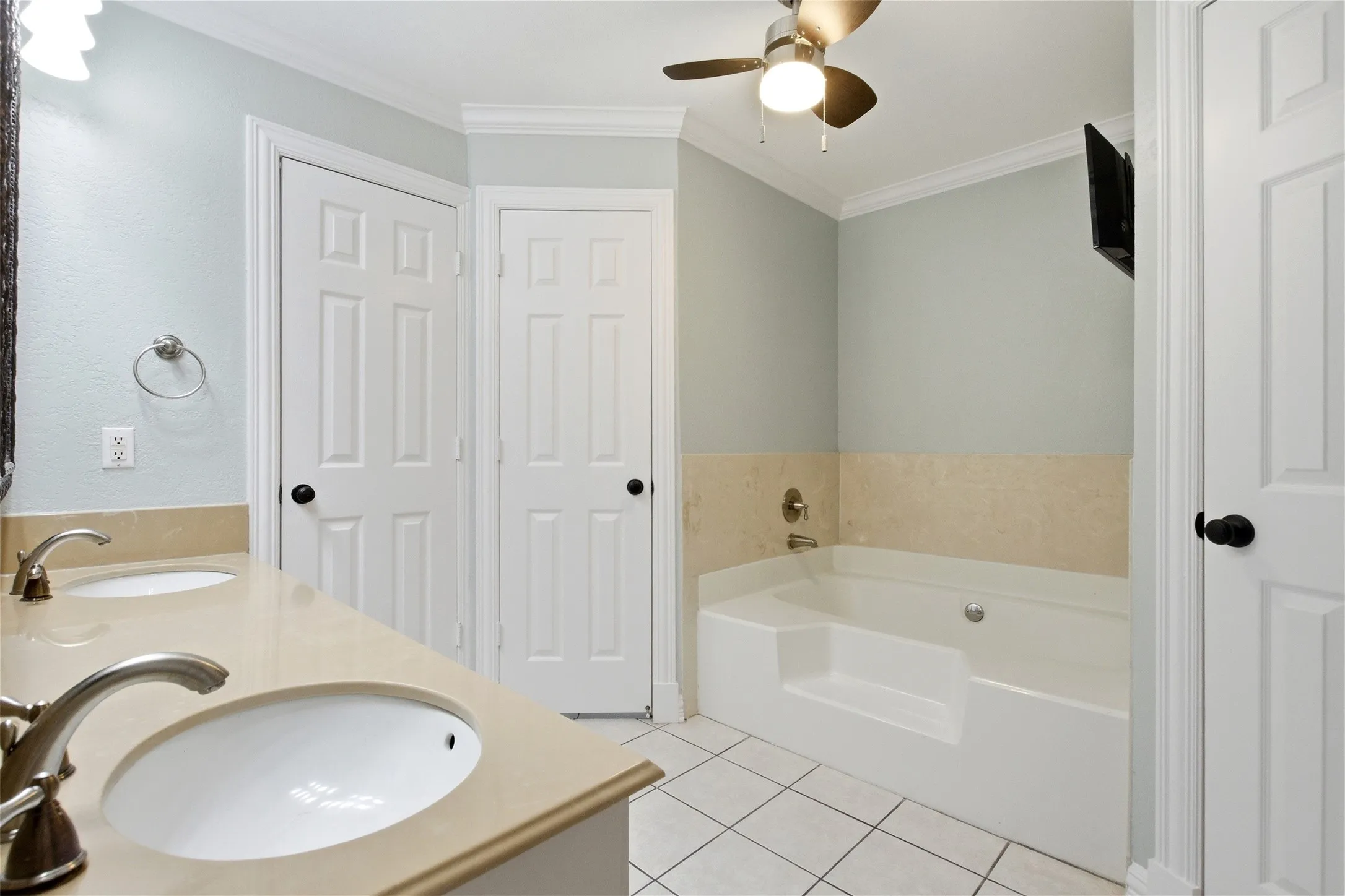 Single Family Residence For Sale in Kaufman County , 13914 Overlook Lane, Forney, Texas 75126, 4 Bedroom, 5 Bathroom, 4 Garage spaces, 3,377 Sqft, built in 1994, mls#21163869, Real Estate Agent in Forney, Homes For Sale in Kaufman county, Homes For Sale in Forney, Realtor in Forney Texas, Real Estate Brokerage Independent Realty Texas, Luminita Cordes Realtor