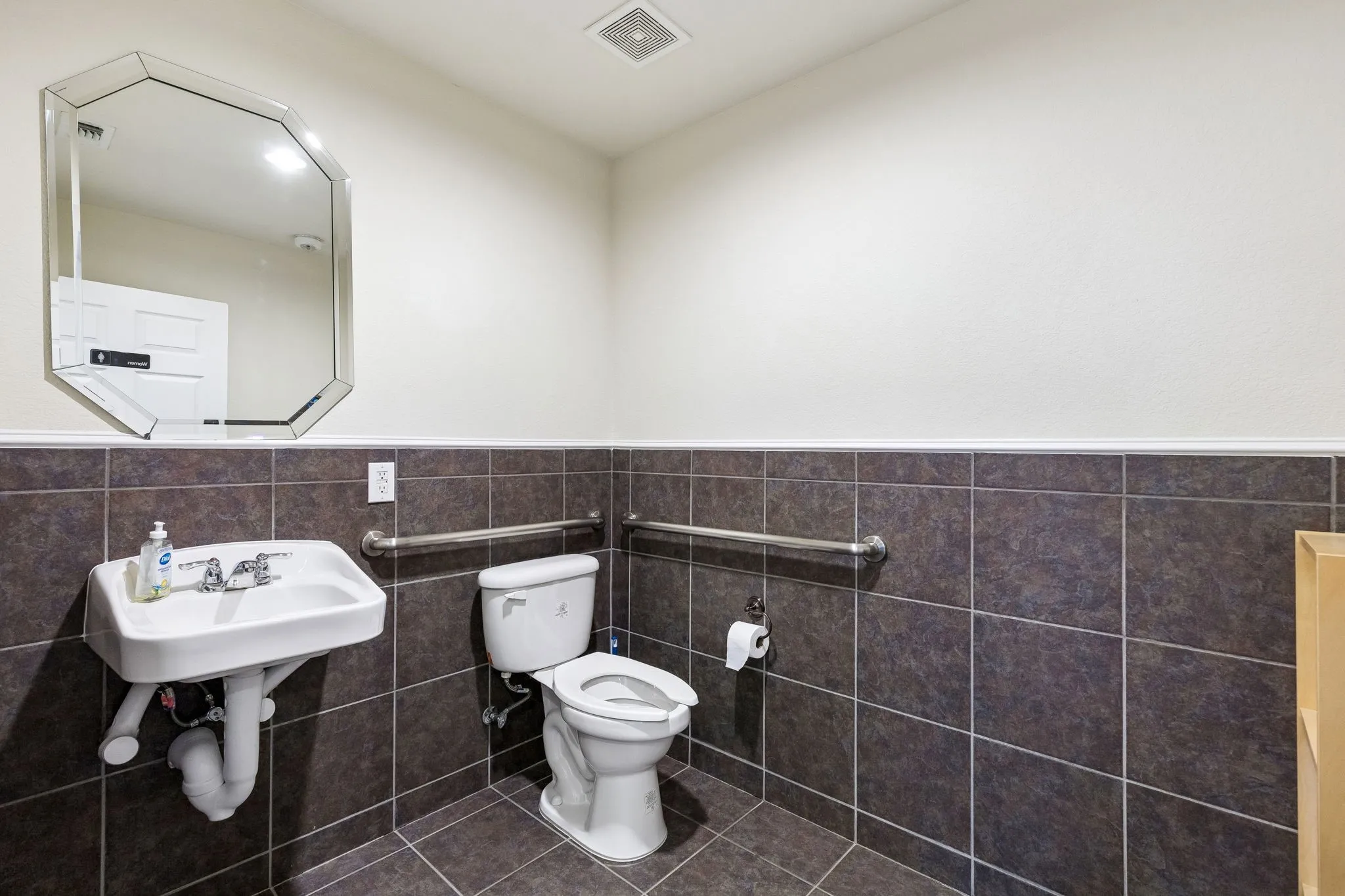 Office For Rent in Tarrant County , 6636 N Riverside Drive 500B, Fort Worth, Texas 76137, 0, 0, Garage spaces, 0 Sqft, built in 2006, Preowned, Price $29, mls#21173164, Real Estate Agent in Fort Worth, Homes For Rent in Tarrant county, Homes For Rent in Fort Worth, Realtor in Fort Worth Texas, Real Estate Brokerage Independent Realty Texas, Luminita Cordes Realtor
