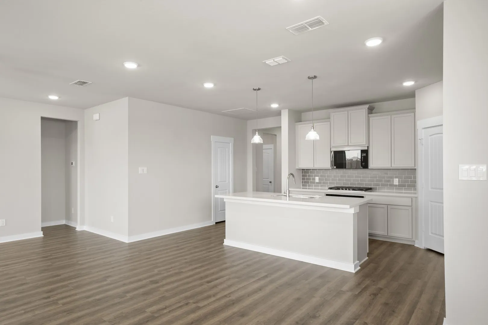 6928 Deadwood- Dining-2