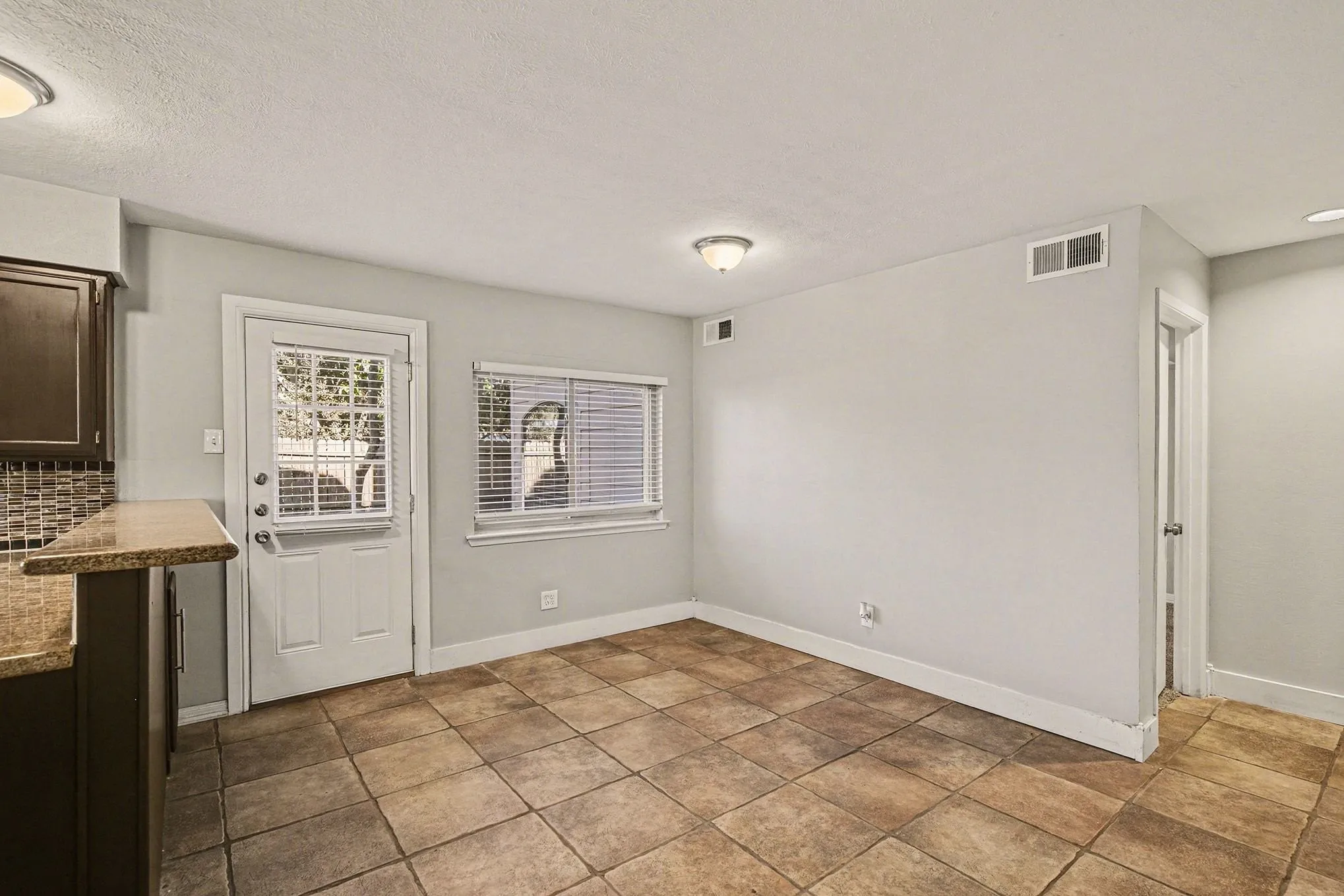 Single Family Residence For Sale in Tarrant County , 1606 Hawthorne Drive, Arlington, Texas 76012, 3 Bedroom, 2 Bathroom, 2 Garage spaces, 1,960 Sqft, built in 1974, mls#21170474, Real Estate Agent in Arlington, Homes For Sale in Tarrant county, Homes For Sale in Arlington, Realtor in Arlington Texas, Real Estate Brokerage Independent Realty Texas, Luminita Cordes Realtor
