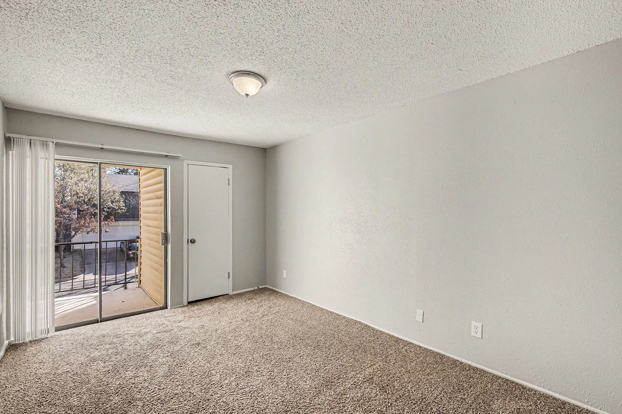 Single Family Residence For Sale in Tarrant County , 1606 Hawthorne Drive, Arlington, Texas 76012, 3 Bedroom, 2 Bathroom, 2 Garage spaces, 1,960 Sqft, built in 1974, mls#21170474, Real Estate Agent in Arlington, Homes For Sale in Tarrant county, Homes For Sale in Arlington, Realtor in Arlington Texas, Real Estate Brokerage Independent Realty Texas, Luminita Cordes Realtor