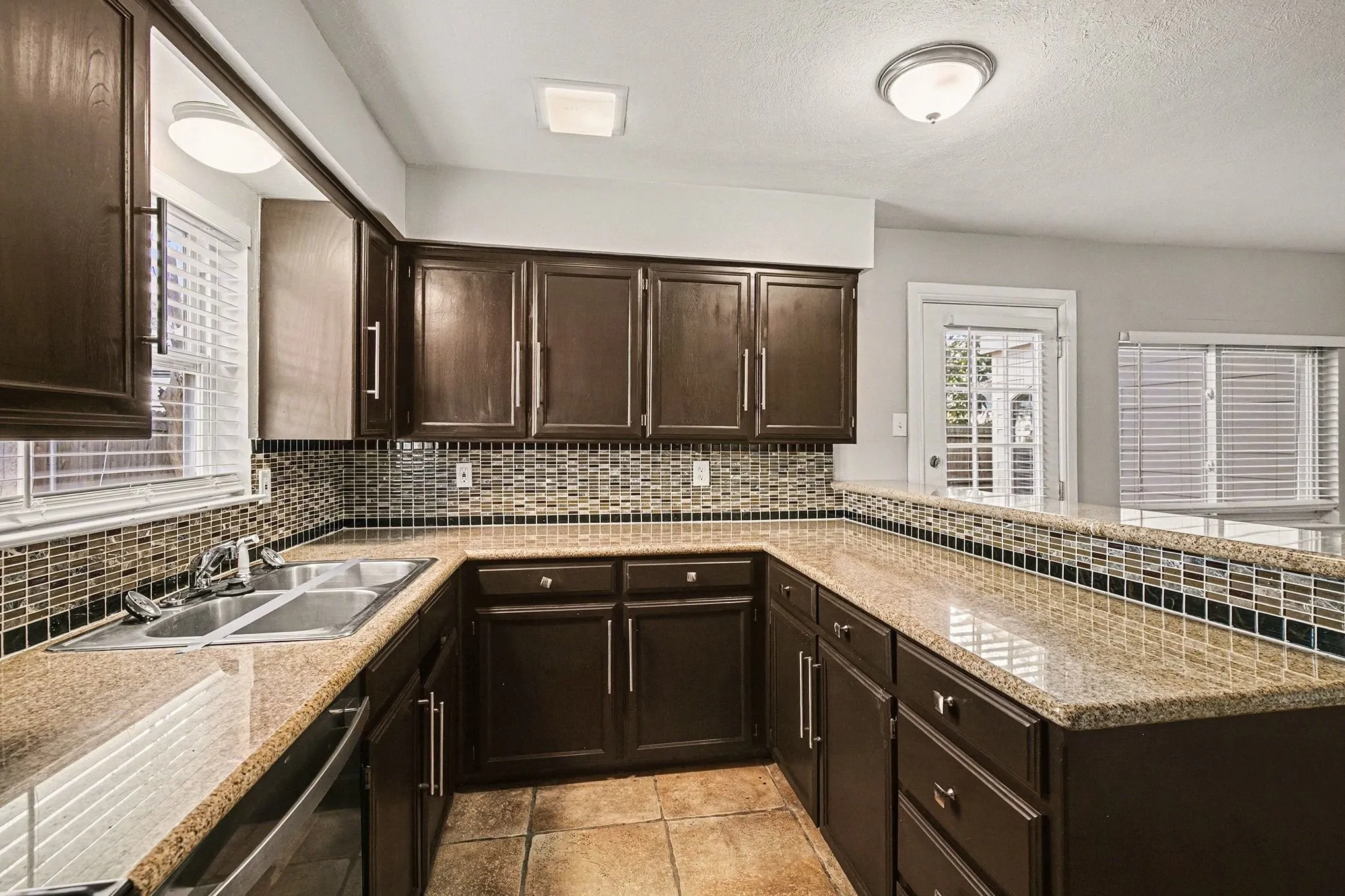 Single Family Residence For Sale in Tarrant County , 1606 Hawthorne Drive, Arlington, Texas 76012, 3 Bedroom, 2 Bathroom, 2 Garage spaces, 1,960 Sqft, built in 1974, mls#21170474, Real Estate Agent in Arlington, Homes For Sale in Tarrant county, Homes For Sale in Arlington, Realtor in Arlington Texas, Real Estate Brokerage Independent Realty Texas, Luminita Cordes Realtor