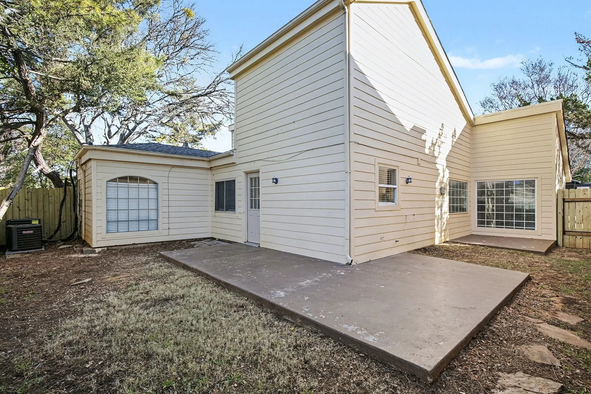 Single Family Residence For Sale in Tarrant County , 1606 Hawthorne Drive, Arlington, Texas 76012, 3 Bedroom, 2 Bathroom, 2 Garage spaces, 1,960 Sqft, built in 1974, mls#21170474, Real Estate Agent in Arlington, Homes For Sale in Tarrant county, Homes For Sale in Arlington, Realtor in Arlington Texas, Real Estate Brokerage Independent Realty Texas, Luminita Cordes Realtor