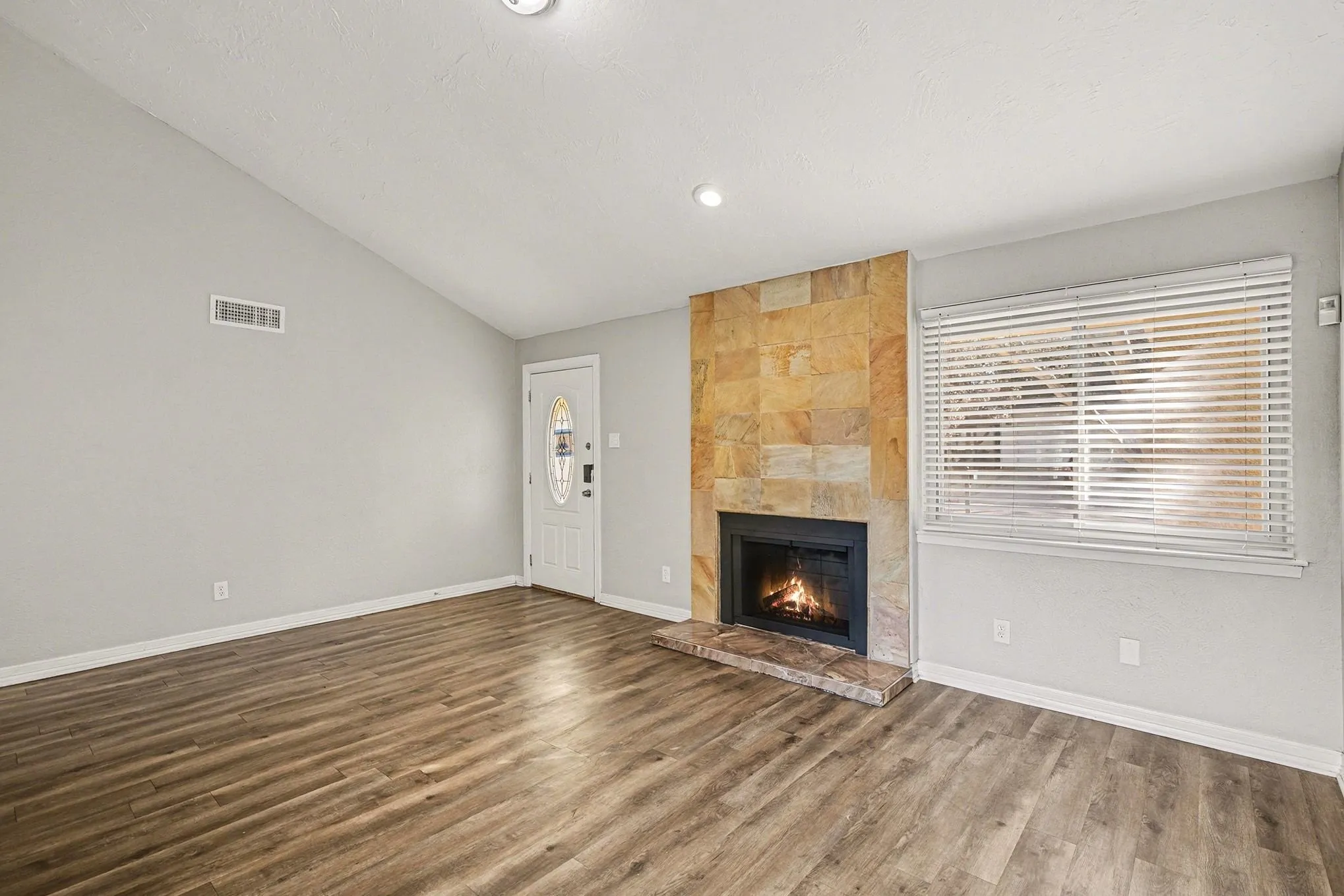 Single Family Residence For Sale in Tarrant County , 1606 Hawthorne Drive, Arlington, Texas 76012, 3 Bedroom, 2 Bathroom, 2 Garage spaces, 1,960 Sqft, built in 1974, mls#21170474, Real Estate Agent in Arlington, Homes For Sale in Tarrant county, Homes For Sale in Arlington, Realtor in Arlington Texas, Real Estate Brokerage Independent Realty Texas, Luminita Cordes Realtor