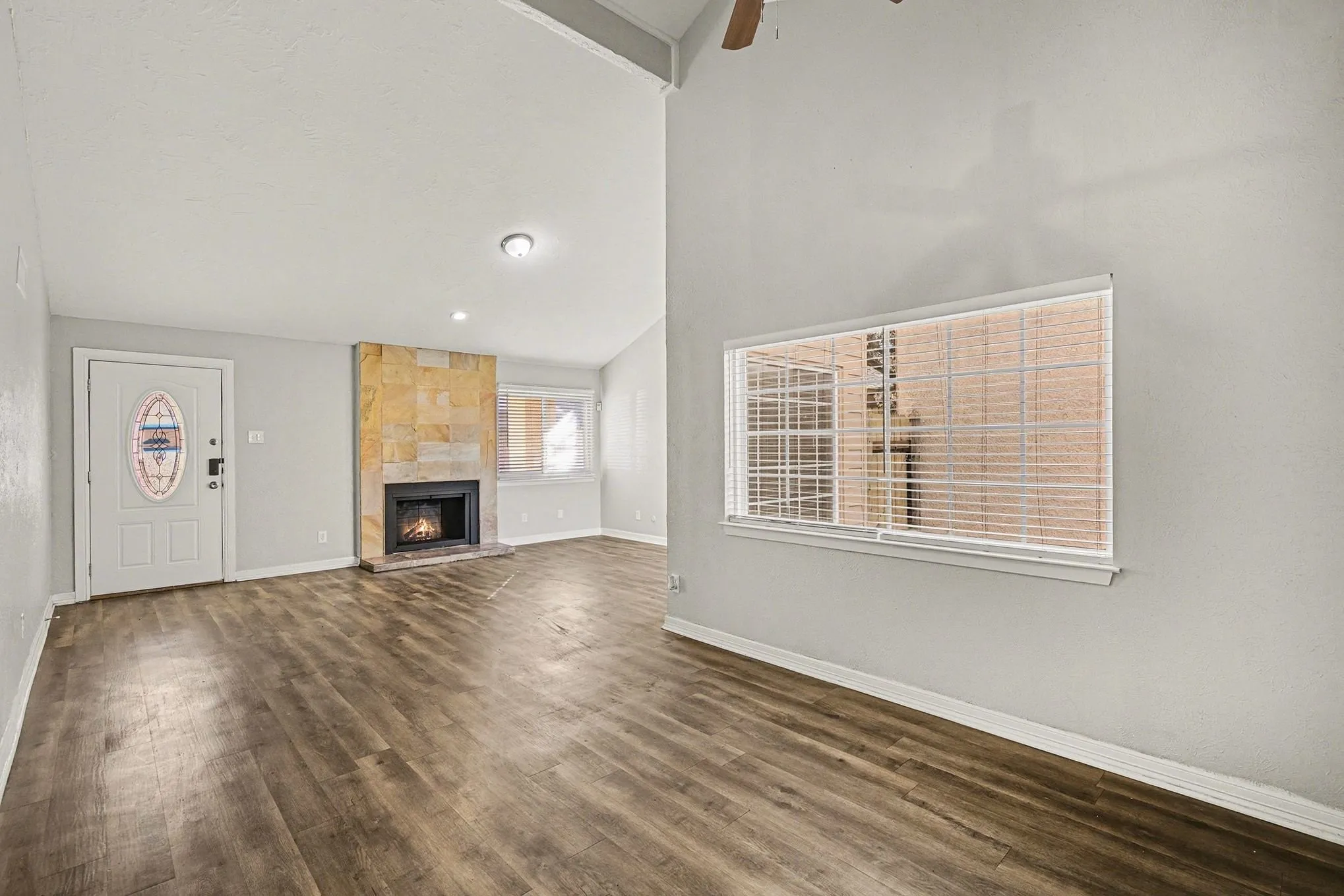 Single Family Residence For Sale in Tarrant County , 1606 Hawthorne Drive, Arlington, Texas 76012, 3 Bedroom, 2 Bathroom, 2 Garage spaces, 1,960 Sqft, built in 1974, mls#21170474, Real Estate Agent in Arlington, Homes For Sale in Tarrant county, Homes For Sale in Arlington, Realtor in Arlington Texas, Real Estate Brokerage Independent Realty Texas, Luminita Cordes Realtor