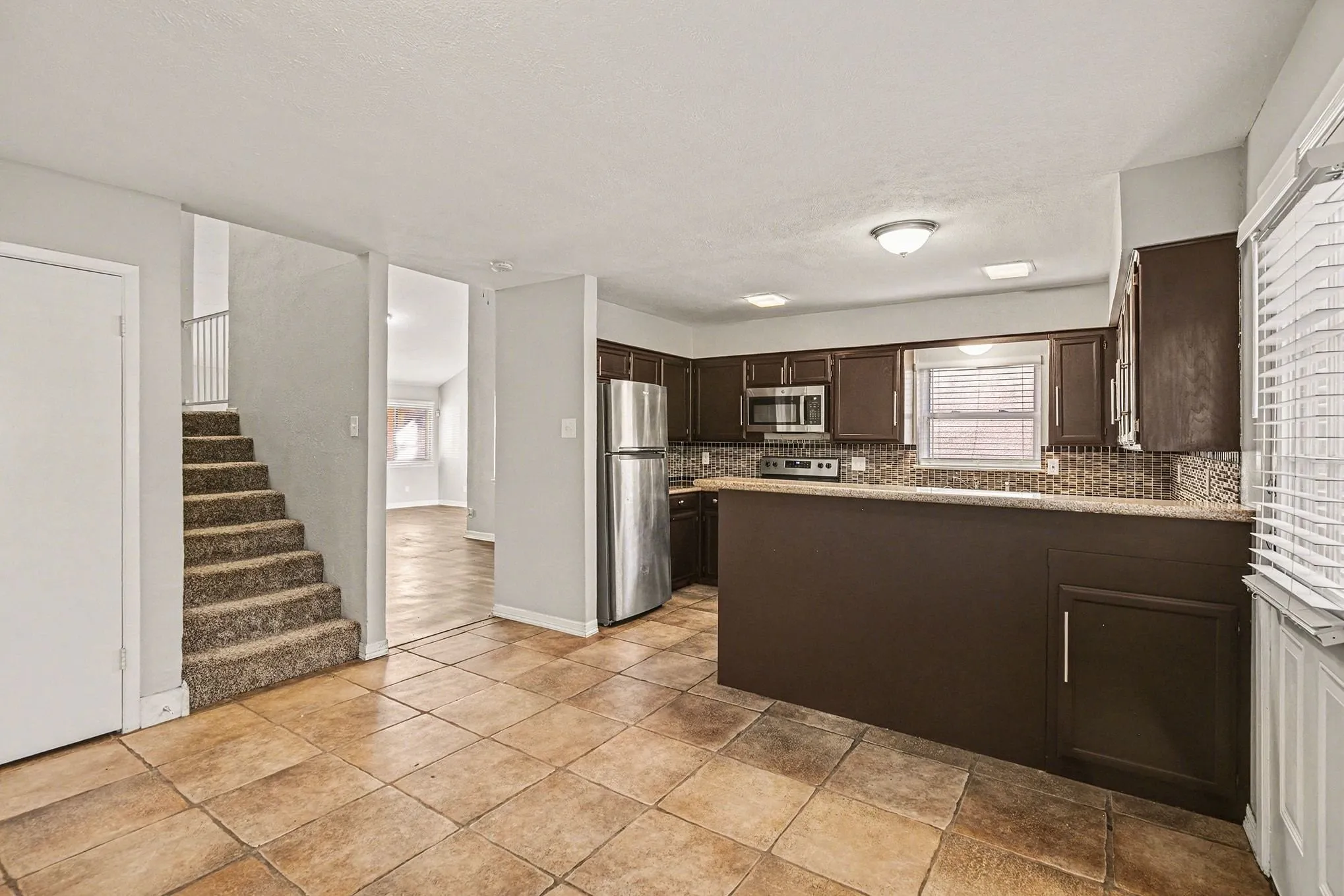 Single Family Residence For Sale in Tarrant County , 1606 Hawthorne Drive, Arlington, Texas 76012, 3 Bedroom, 2 Bathroom, 2 Garage spaces, 1,960 Sqft, built in 1974, mls#21170474, Real Estate Agent in Arlington, Homes For Sale in Tarrant county, Homes For Sale in Arlington, Realtor in Arlington Texas, Real Estate Brokerage Independent Realty Texas, Luminita Cordes Realtor