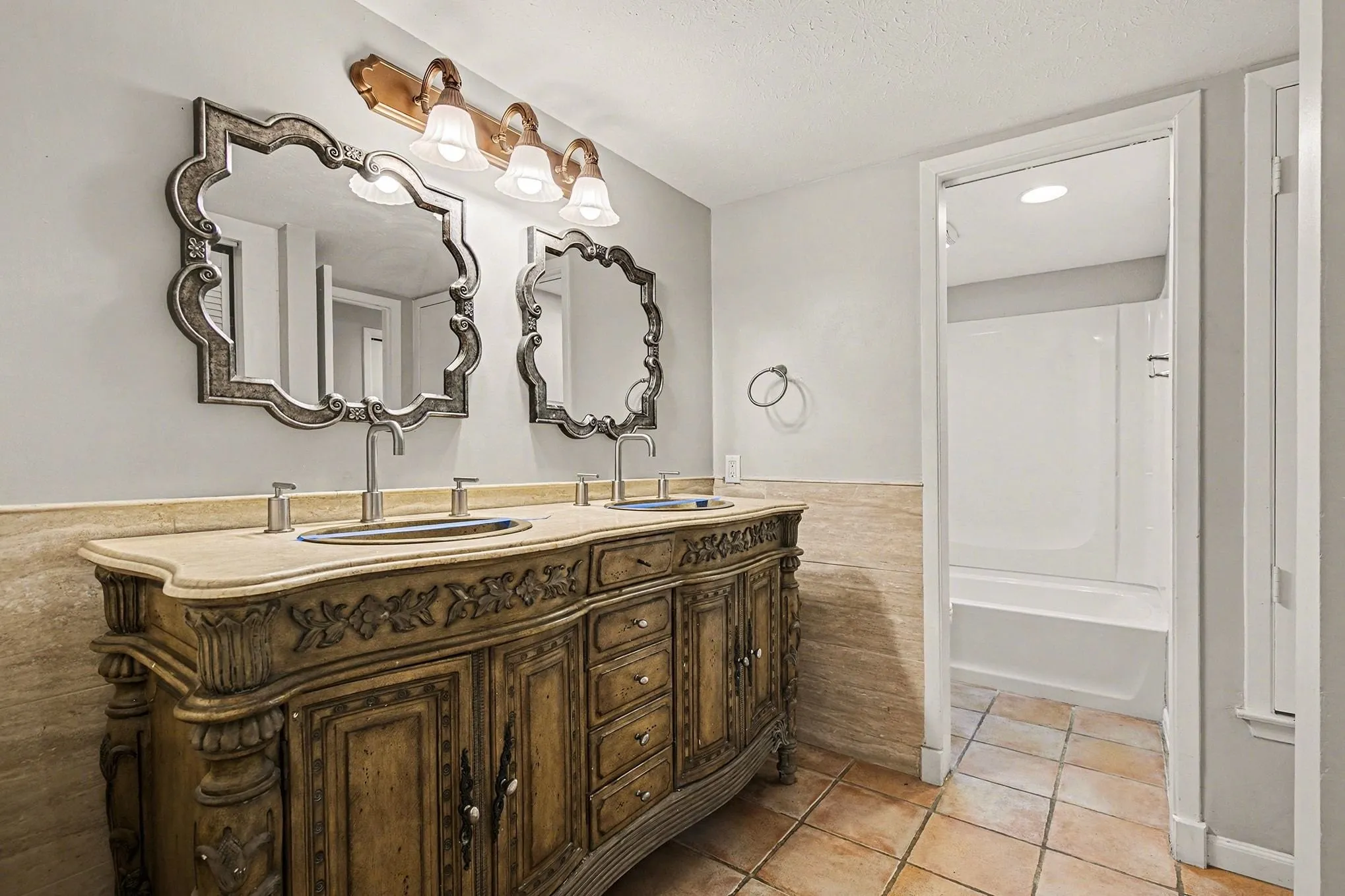 Single Family Residence For Sale in Tarrant County , 1606 Hawthorne Drive, Arlington, Texas 76012, 3 Bedroom, 2 Bathroom, 2 Garage spaces, 1,960 Sqft, built in 1974, mls#21170474, Real Estate Agent in Arlington, Homes For Sale in Tarrant county, Homes For Sale in Arlington, Realtor in Arlington Texas, Real Estate Brokerage Independent Realty Texas, Luminita Cordes Realtor