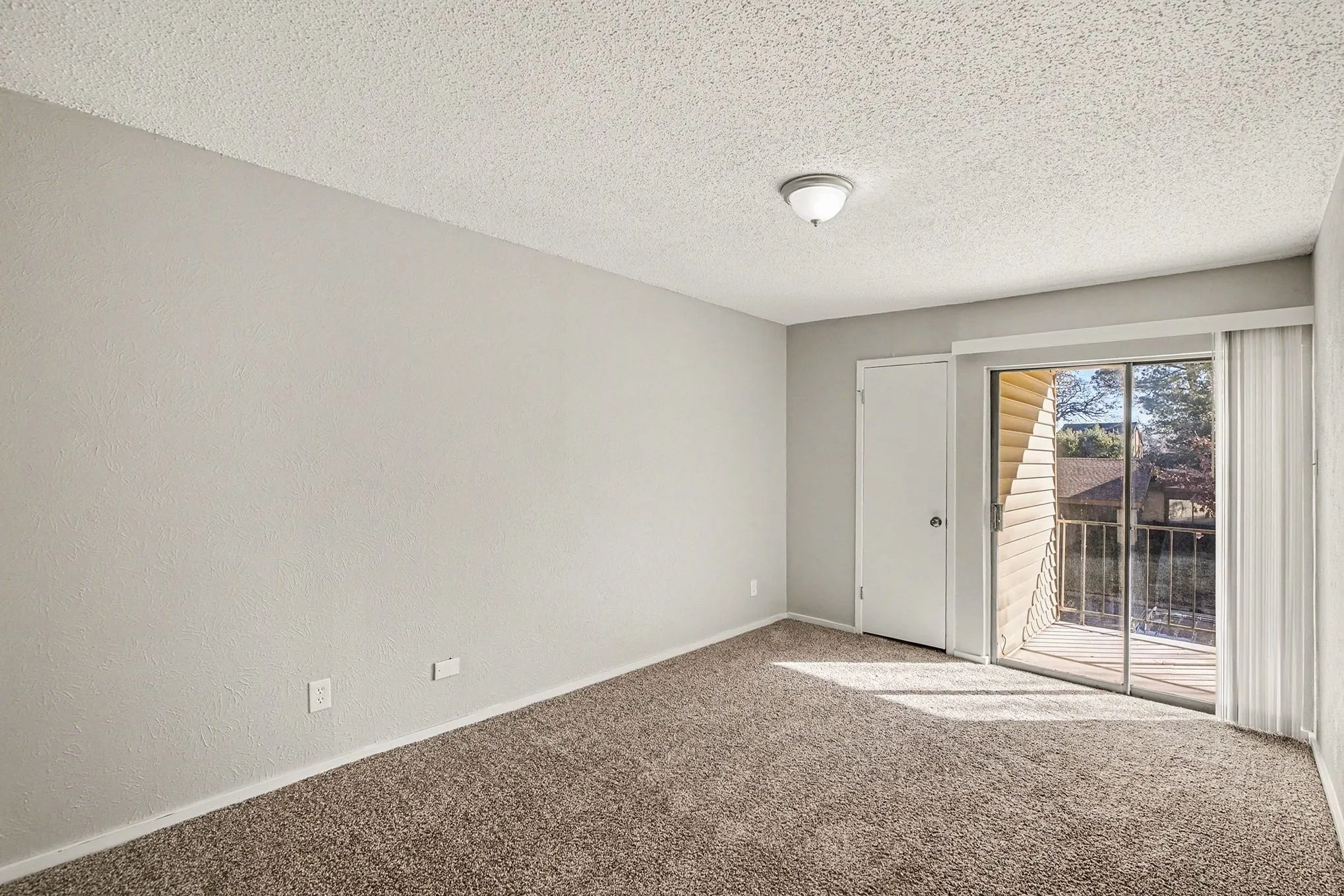 Single Family Residence For Sale in Tarrant County , 1606 Hawthorne Drive, Arlington, Texas 76012, 3 Bedroom, 2 Bathroom, 2 Garage spaces, 1,960 Sqft, built in 1974, mls#21170474, Real Estate Agent in Arlington, Homes For Sale in Tarrant county, Homes For Sale in Arlington, Realtor in Arlington Texas, Real Estate Brokerage Independent Realty Texas, Luminita Cordes Realtor