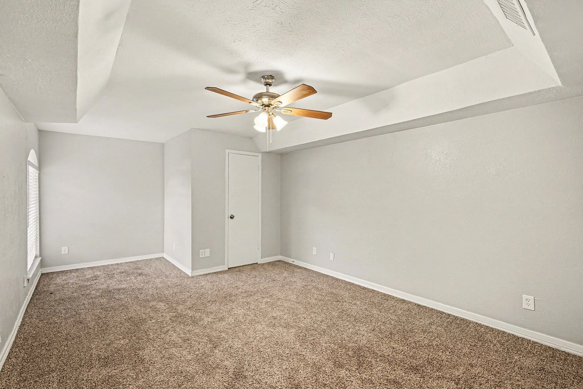 Single Family Residence For Sale in Tarrant County , 1606 Hawthorne Drive, Arlington, Texas 76012, 3 Bedroom, 2 Bathroom, 2 Garage spaces, 1,960 Sqft, built in 1974, mls#21170474, Real Estate Agent in Arlington, Homes For Sale in Tarrant county, Homes For Sale in Arlington, Realtor in Arlington Texas, Real Estate Brokerage Independent Realty Texas, Luminita Cordes Realtor