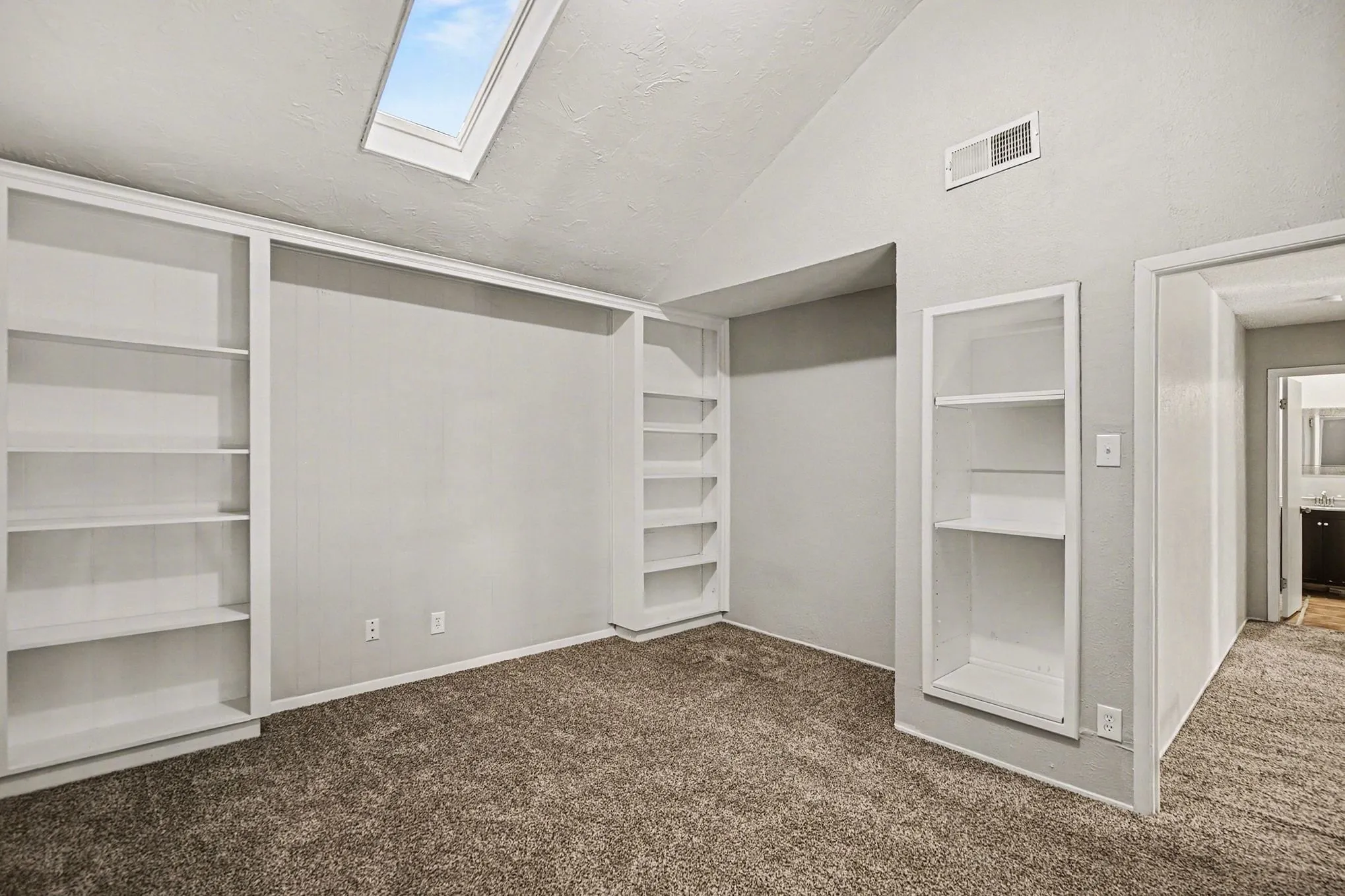 Single Family Residence For Sale in Tarrant County , 1606 Hawthorne Drive, Arlington, Texas 76012, 3 Bedroom, 2 Bathroom, 2 Garage spaces, 1,960 Sqft, built in 1974, mls#21170474, Real Estate Agent in Arlington, Homes For Sale in Tarrant county, Homes For Sale in Arlington, Realtor in Arlington Texas, Real Estate Brokerage Independent Realty Texas, Luminita Cordes Realtor