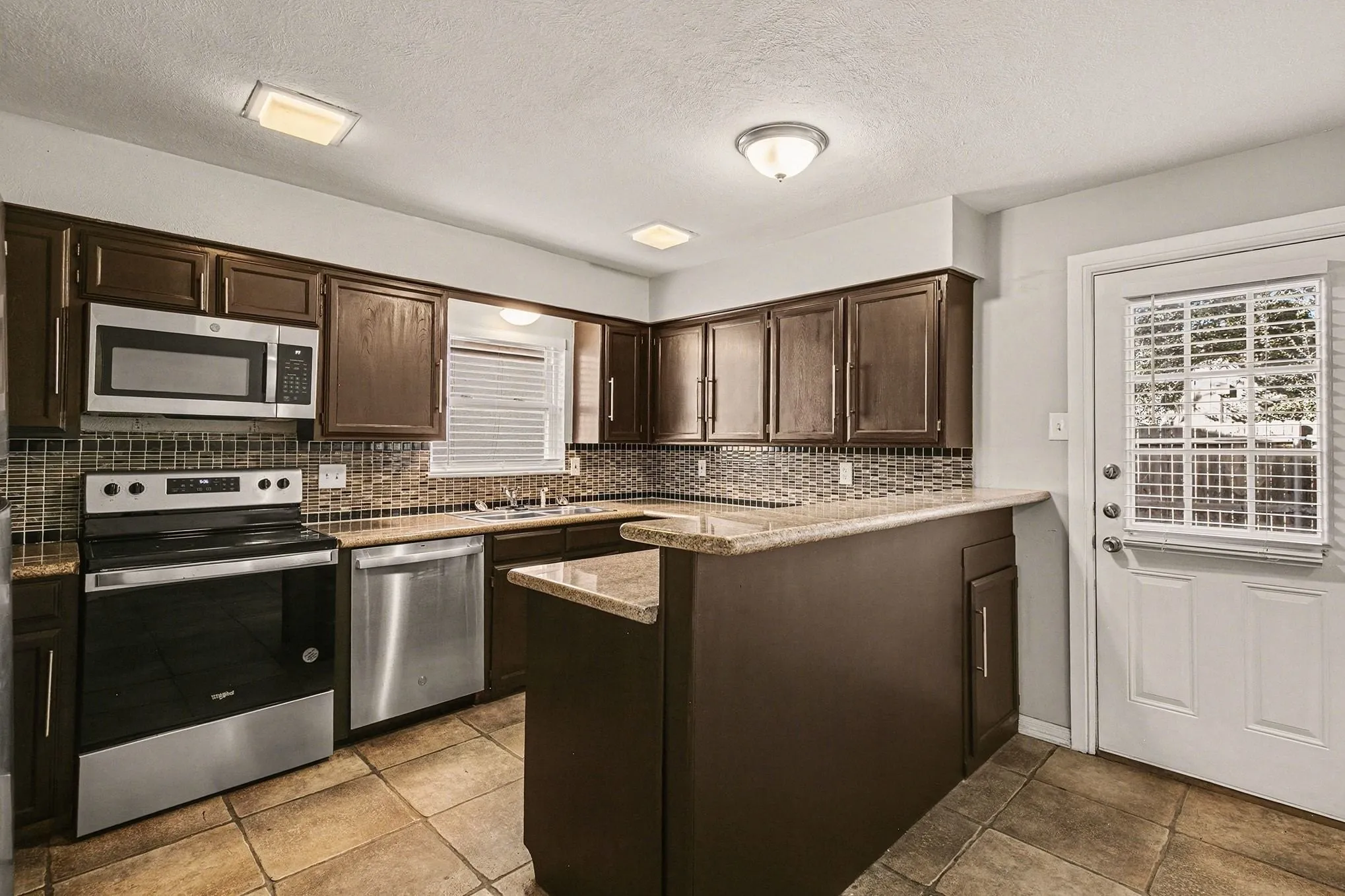 Single Family Residence For Sale in Tarrant County , 1606 Hawthorne Drive, Arlington, Texas 76012, 3 Bedroom, 2 Bathroom, 2 Garage spaces, 1,960 Sqft, built in 1974, mls#21170474, Real Estate Agent in Arlington, Homes For Sale in Tarrant county, Homes For Sale in Arlington, Realtor in Arlington Texas, Real Estate Brokerage Independent Realty Texas, Luminita Cordes Realtor