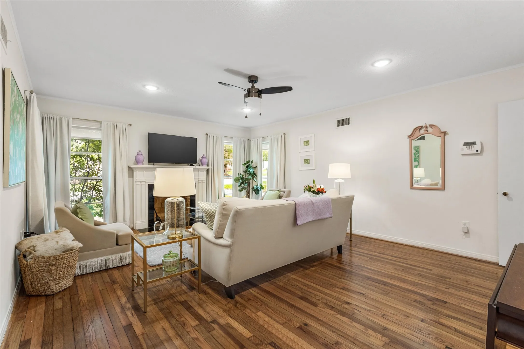 Single Family Residence For Rent in Tarrant County , 3417 Westcliff Road S, Fort Worth, Texas 76109, 3 Bedrooms, 2 Bathrooms, Garage spaces, 1,818 Sqft, built in 1946, Preowned, Price $3,500, mls#21173109, Real Estate Agent in Fort Worth, Homes For Rent in Tarrant county, Homes For Rent in Fort Worth, Realtor in Fort Worth Texas, Real Estate Brokerage Independent Realty Texas, Luminita Cordes Realtor