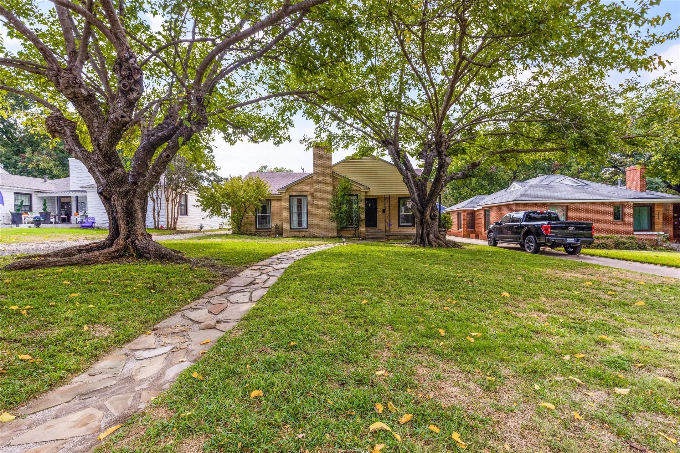 Single Family Residence For Rent in Tarrant County , 3417 Westcliff Road S, Fort Worth, Texas 76109, 3 Bedrooms, 2 Bathrooms, Garage spaces, 1,818 Sqft, built in 1946, Preowned, Price $3,500, mls#21173109, Real Estate Agent in Fort Worth, Homes For Rent in Tarrant county, Homes For Rent in Fort Worth, Realtor in Fort Worth Texas, Real Estate Brokerage Independent Realty Texas, Luminita Cordes Realtor