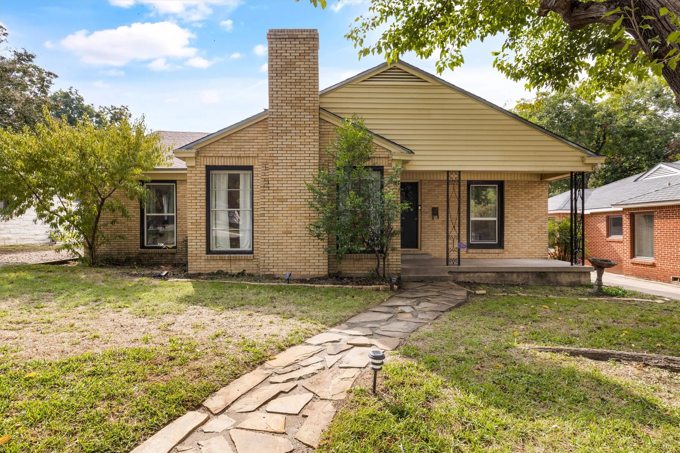 Single Family Residence For Rent in Tarrant County , 3417 Westcliff Road S, Fort Worth, Texas 76109, 3 Bedrooms, 2 Bathrooms, Garage spaces, 1,818 Sqft, built in 1946, Preowned, Price $3,500, mls#21173109, Real Estate Agent in Fort Worth, Homes For Rent in Tarrant county, Homes For Rent in Fort Worth, Realtor in Fort Worth Texas, Real Estate Brokerage Independent Realty Texas, Luminita Cordes Realtor