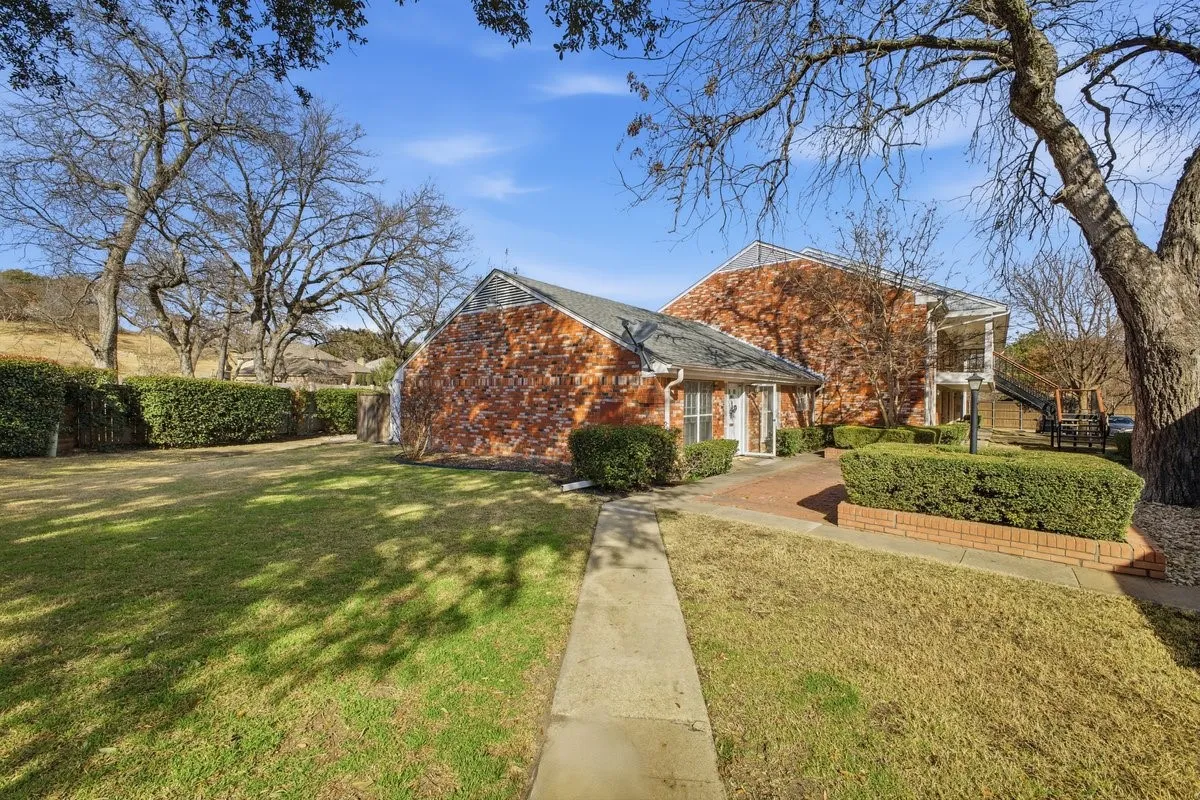 Condominium For Sale in Tarrant County , 907 Roaring Springs Road, Fort Worth, Texas 76114, 2 Bedroom, 2 Bathroom, Garage spaces, 1,333 Sqft, built in 1970, mls#21173398, Real Estate Agent in Fort Worth, Homes For Sale in Tarrant county, Homes For Sale in Fort Worth, Realtor in Fort Worth Texas, Real Estate Brokerage Independent Realty Texas, Luminita Cordes Realtor