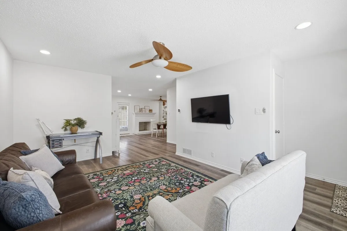 Condominium For Sale in Tarrant County , 907 Roaring Springs Road, Fort Worth, Texas 76114, 2 Bedroom, 2 Bathroom, Garage spaces, 1,333 Sqft, built in 1970, mls#21173398, Real Estate Agent in Fort Worth, Homes For Sale in Tarrant county, Homes For Sale in Fort Worth, Realtor in Fort Worth Texas, Real Estate Brokerage Independent Realty Texas, Luminita Cordes Realtor