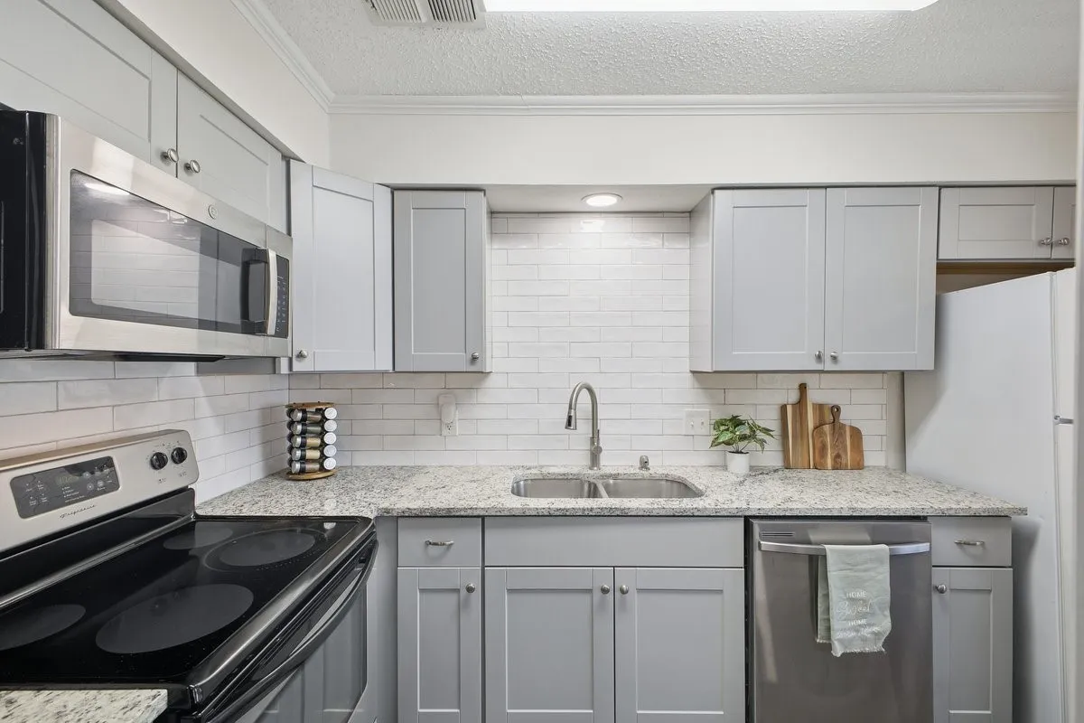 Condominium For Sale in Tarrant County , 907 Roaring Springs Road, Fort Worth, Texas 76114, 2 Bedroom, 2 Bathroom, Garage spaces, 1,333 Sqft, built in 1970, mls#21173398, Real Estate Agent in Fort Worth, Homes For Sale in Tarrant county, Homes For Sale in Fort Worth, Realtor in Fort Worth Texas, Real Estate Brokerage Independent Realty Texas, Luminita Cordes Realtor
